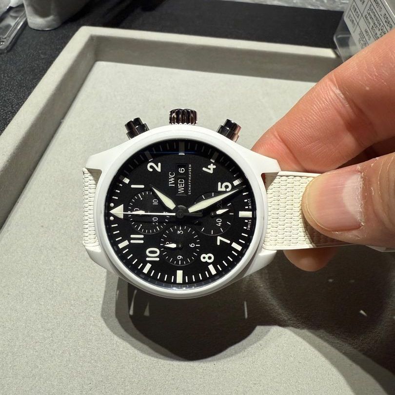 IWC 파일럿 워치 크로노그래프 레이크 타호 IW389105 착용샷 1