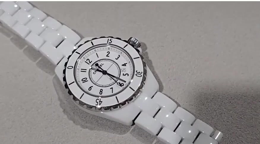 샤넬 J12 칼리버 12.2 H5699 착용샷 1