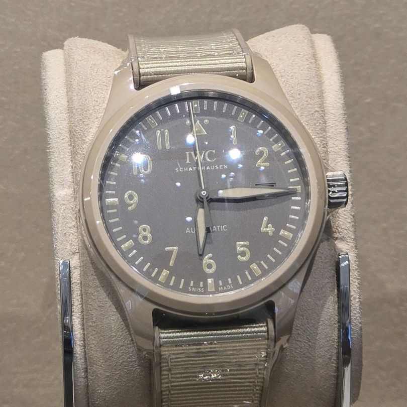IWC 빅 파일럿 워치 퍼페추얼 캘린더 탑건 '모하비 데저트' 에디션 IW503004 착용샷 1