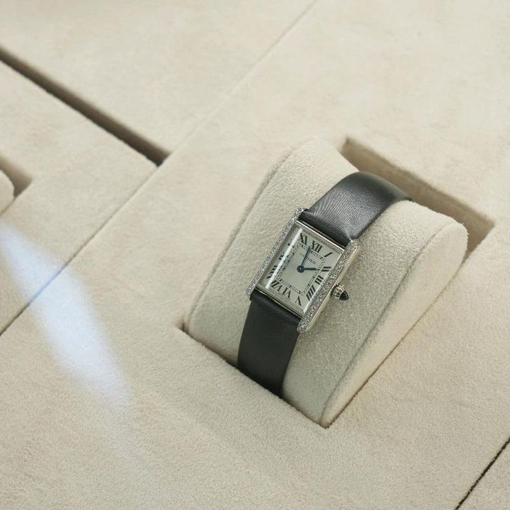 까르띠에 탱크 머스트 SM W4TA0016 착용샷 2