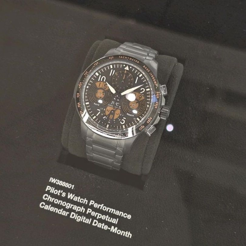 IWC 파일럿 워치 퍼포먼스 크로노그래프 퍼페추얼 캘린더 디지털 데이트-먼스 IW388801 착용샷 1