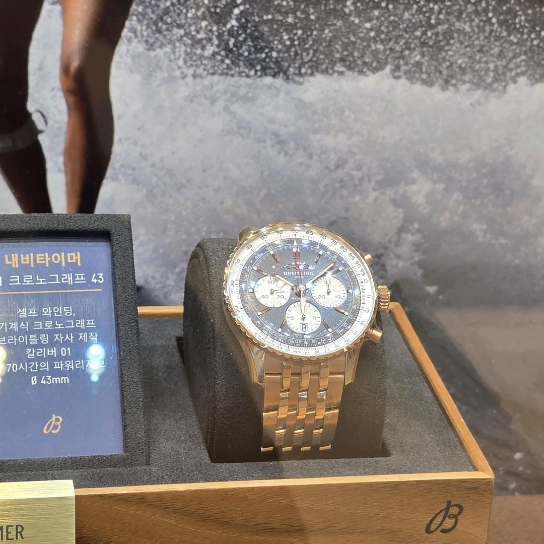 브라이틀링 내비타이머 B01 크로노그래프 43 AB0138211B1A1 착용샷 5