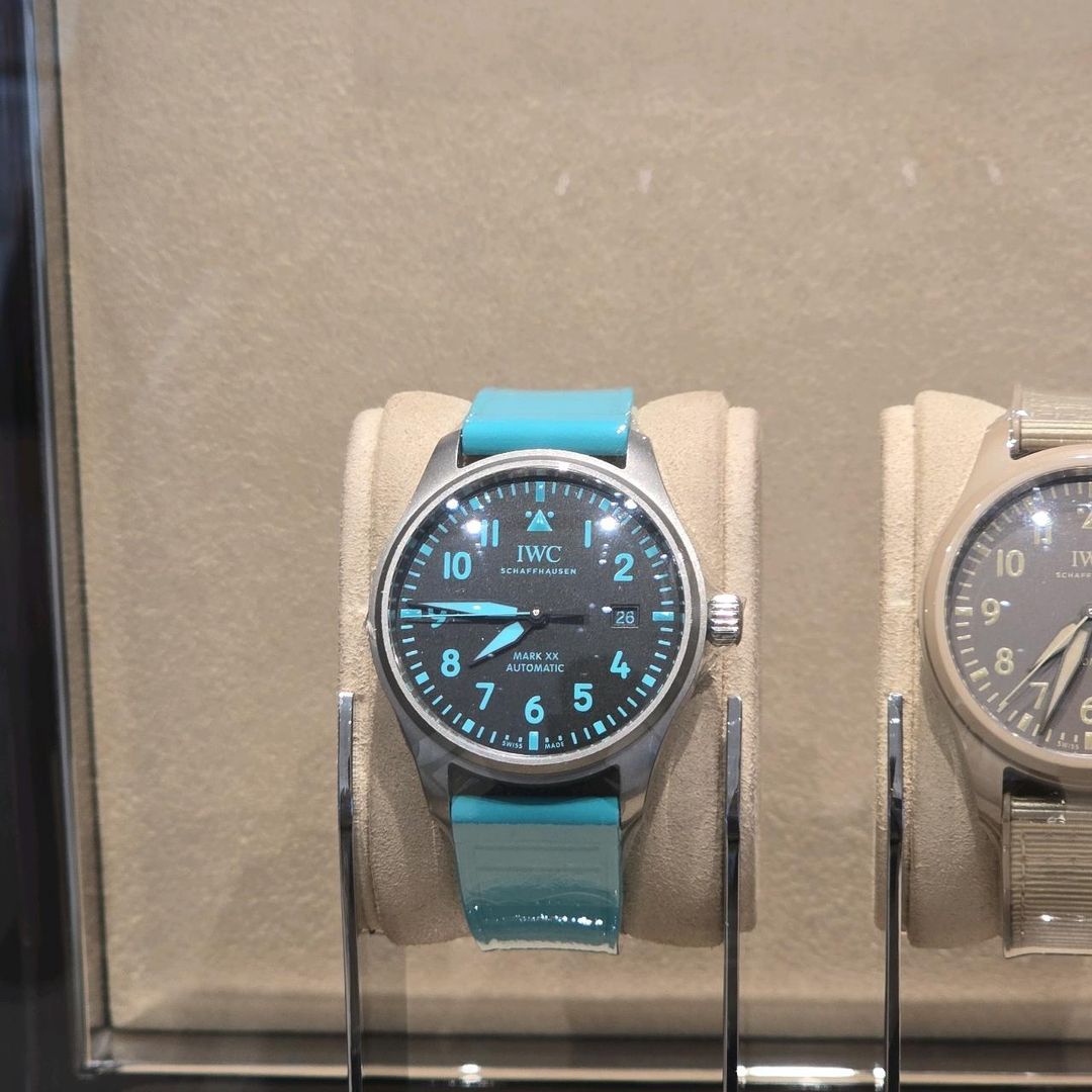 IWC 파일럿 워치 마크 XX 메르세데스-AMG 페트로나스 포뮬러 원™ 팀 에디션 IW328210 착용샷 1