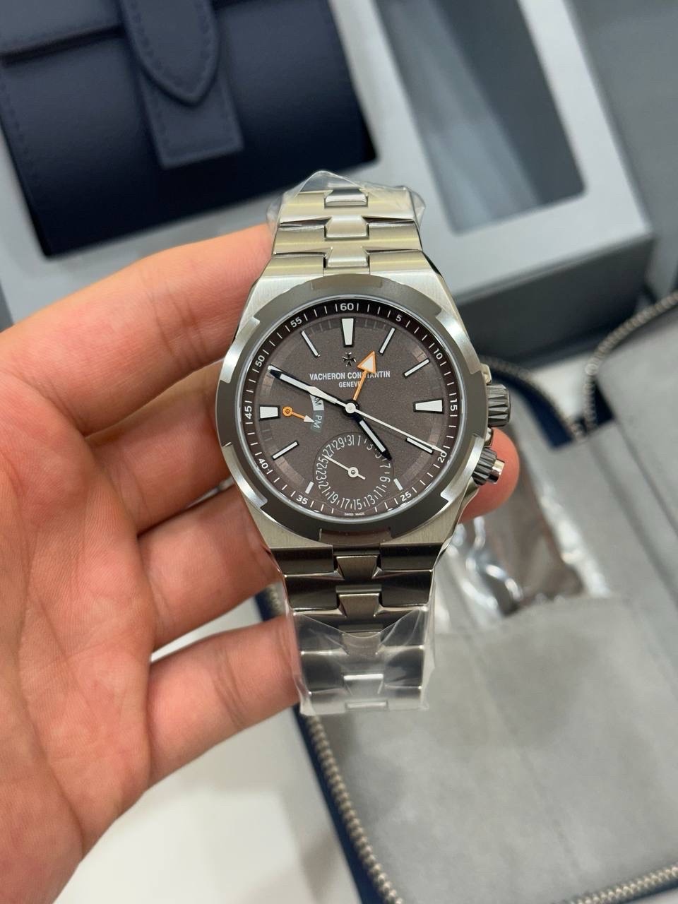 바쉐론 콘스탄틴 오버시즈 듀얼 타임 카디널 포인트 - 남쪽 7930V/210T-H072 미착용 2026년식