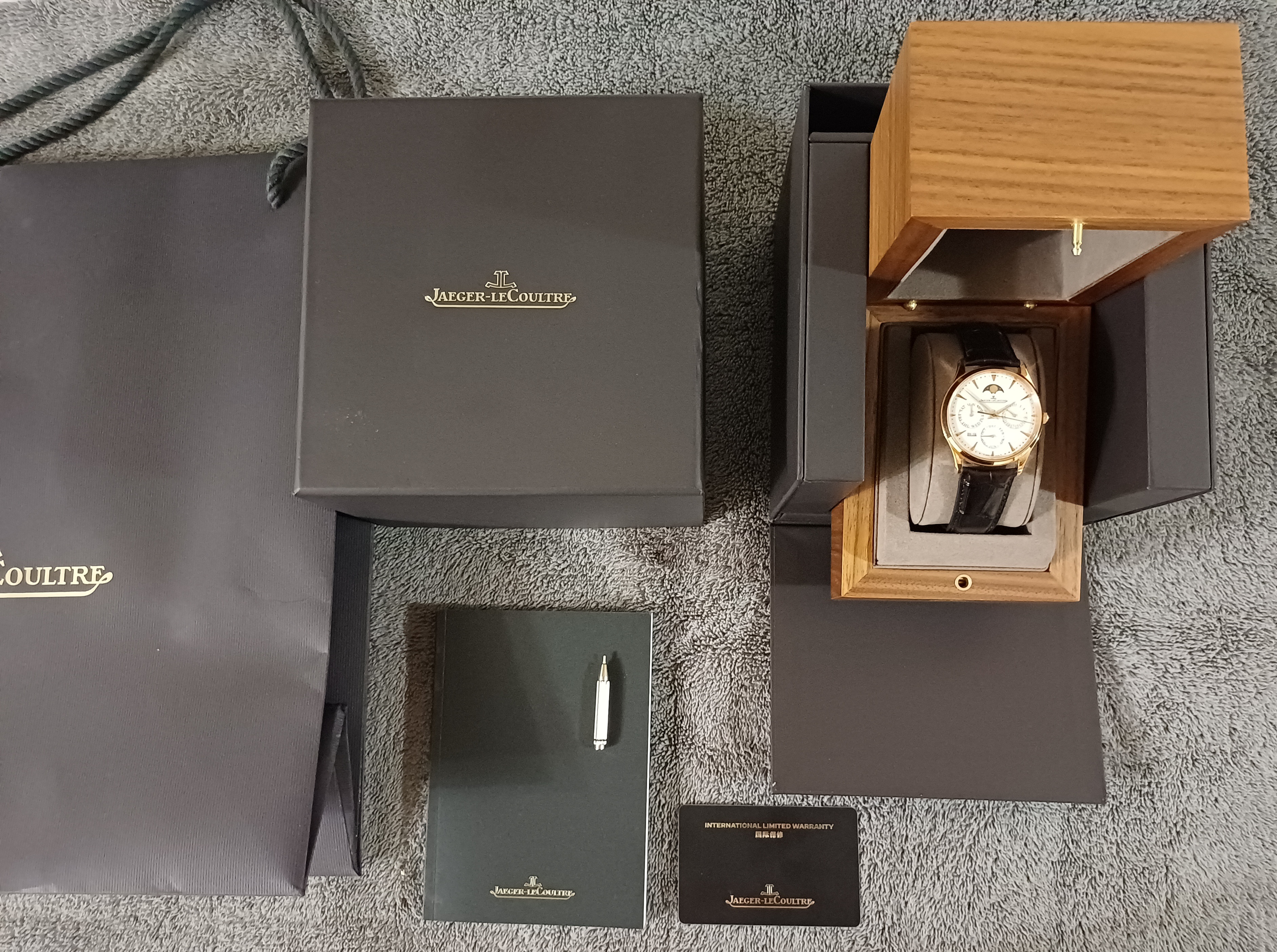 예거 르쿨트르 마스터 울트라 씬 퍼페츄얼 캘린더 Q1302520 중고 2025년식