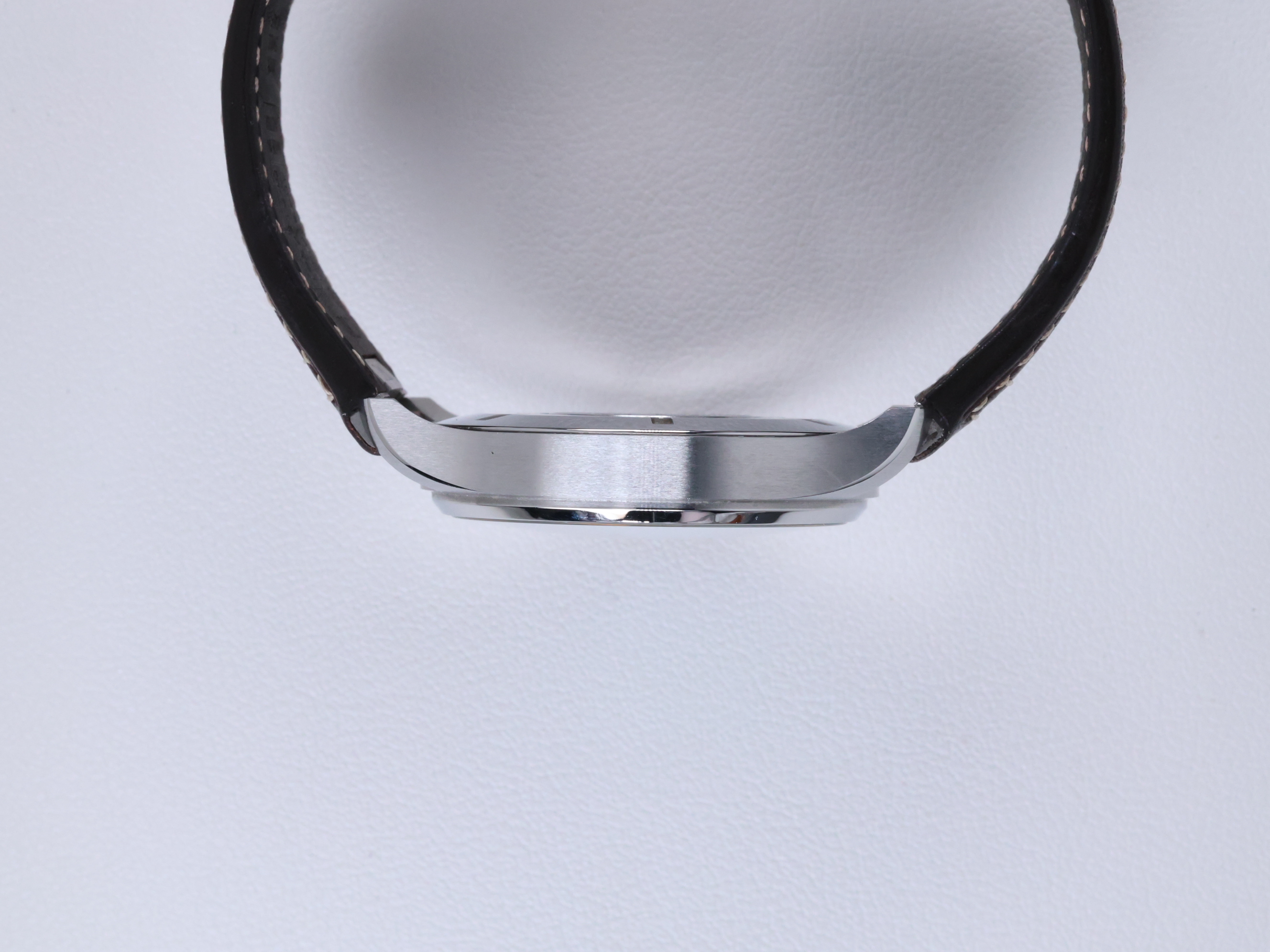 IWC 파일럿 워치 마크 XX IW328205 중고 2023년식 측면(크라운 반대편)