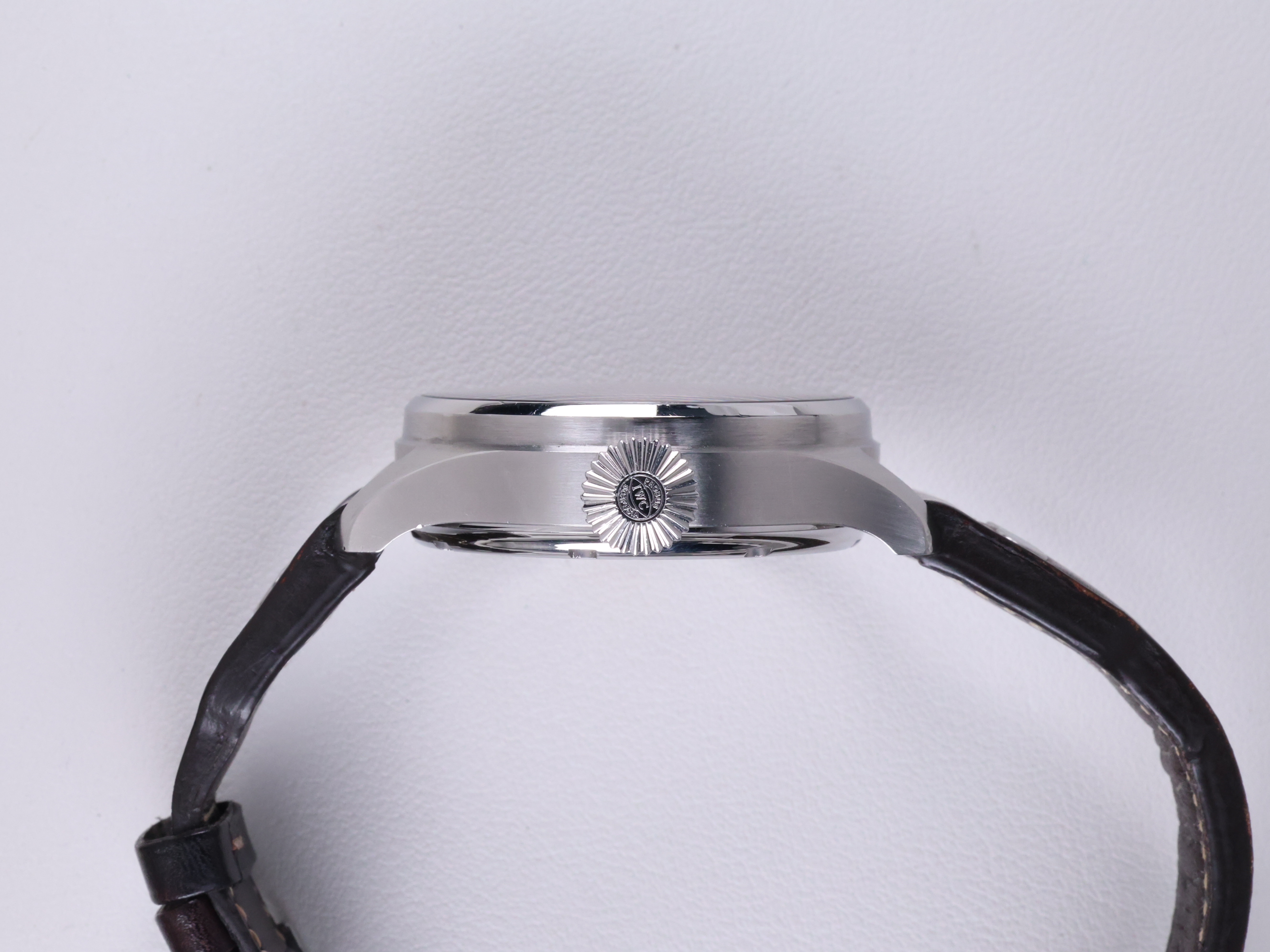 IWC 빅 파일럿 워치 애뉴얼 캘린더 스핏파이어 IW502702 중고 2020년식 측면(크라운)