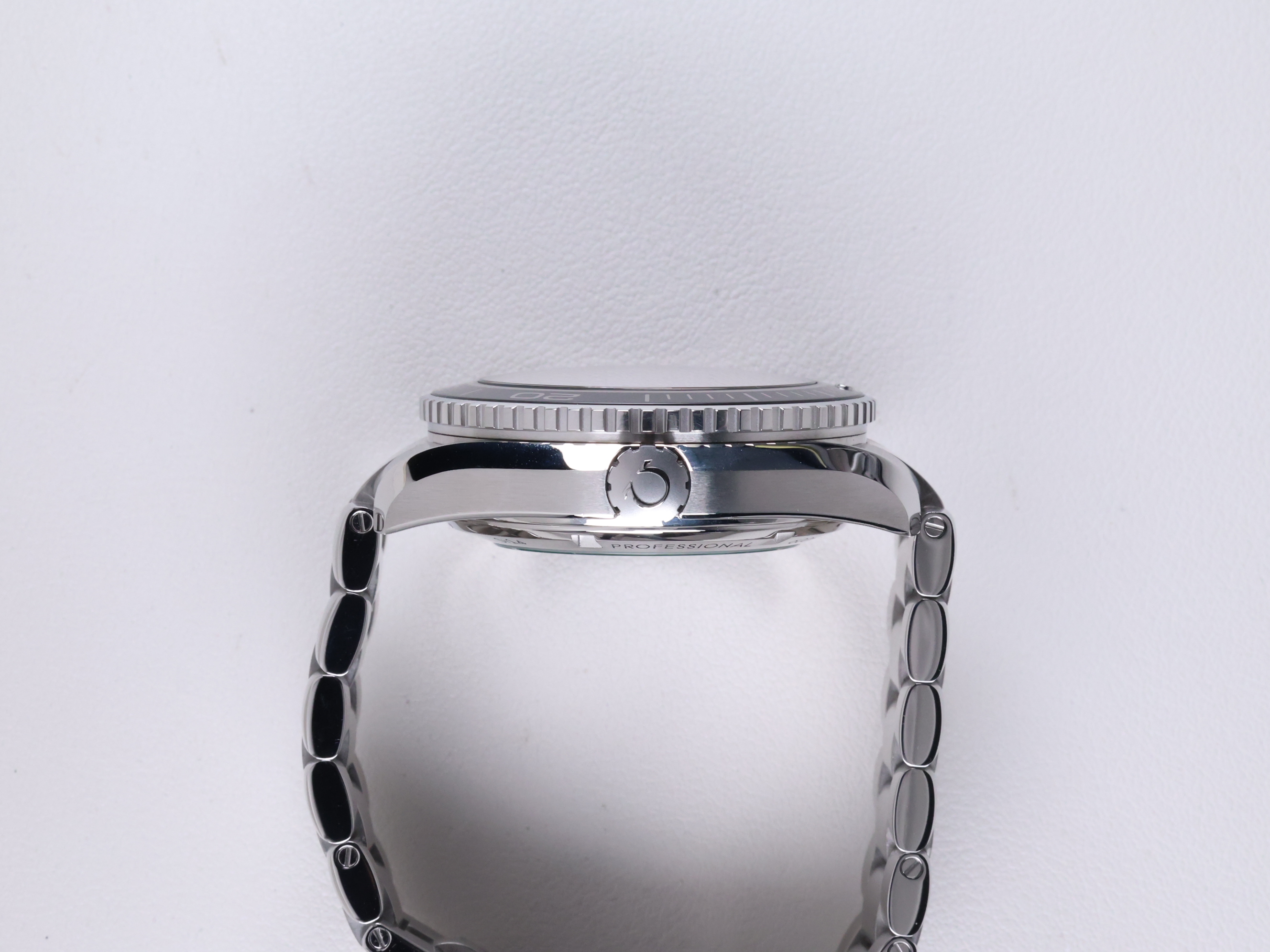 Omega Planet Ocean 600M 232.30.46.21.01.001 Used 측면(크라운)