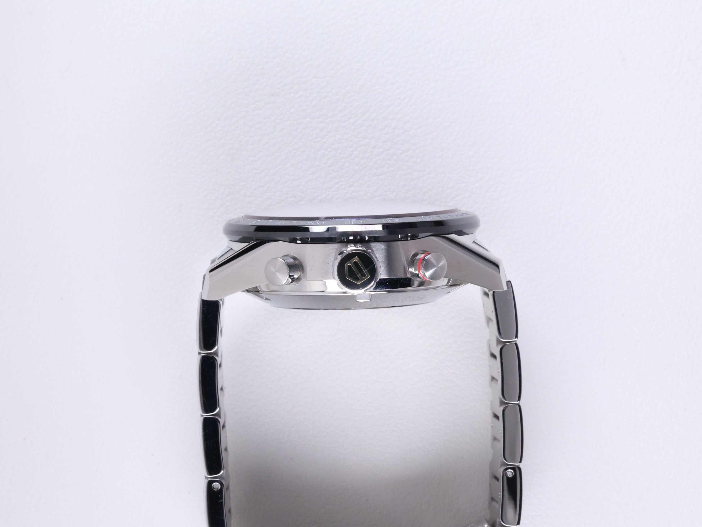 태그 호이어 까레라 크로노그래프 칼리버 16 CBM2110.BA0651 중고 2020년식 측면(크라운)