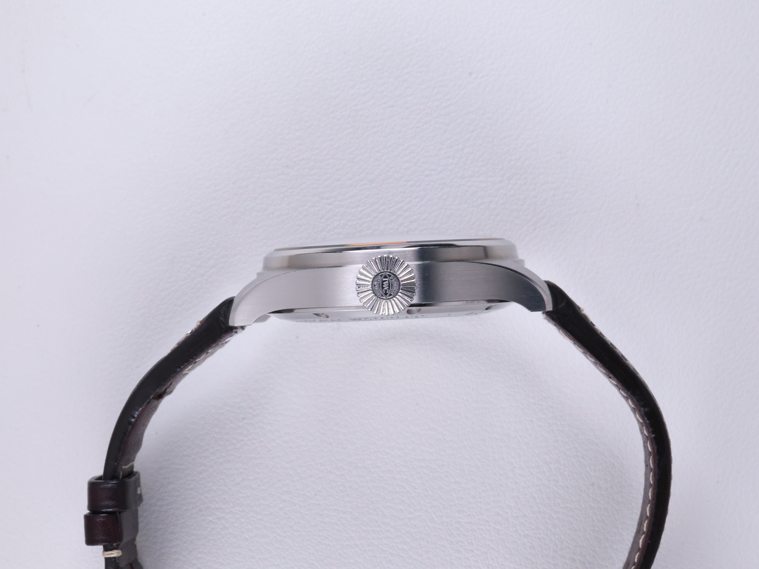 IWC 빅 파일럿 워치 43 IW329301 중고 2023년식 측면(크라운)
