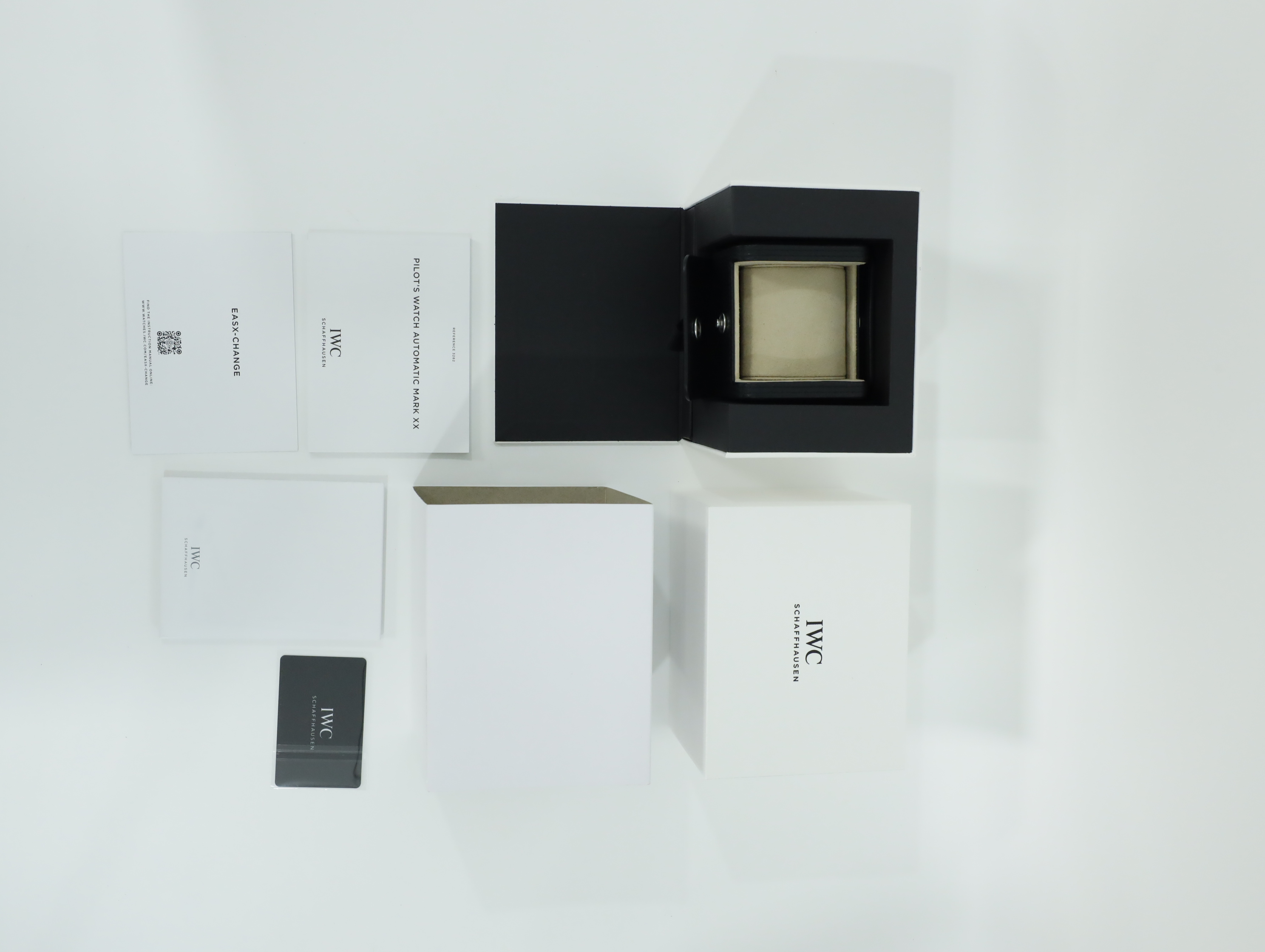 IWC 파일럿 워치 마크 XX 메르세데스-AMG 페트로나스 포뮬러 원™ 팀 에디션 IW328210 미착용 2026년식 풀패키지샷