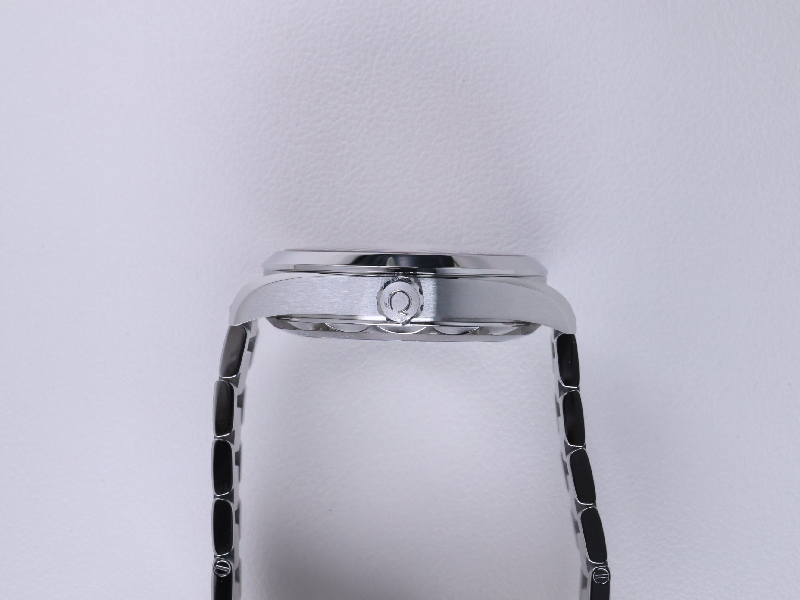 Omega Aqua Terra 220.10.41.21.02.001 中古 2019年式 측면(크라운)
