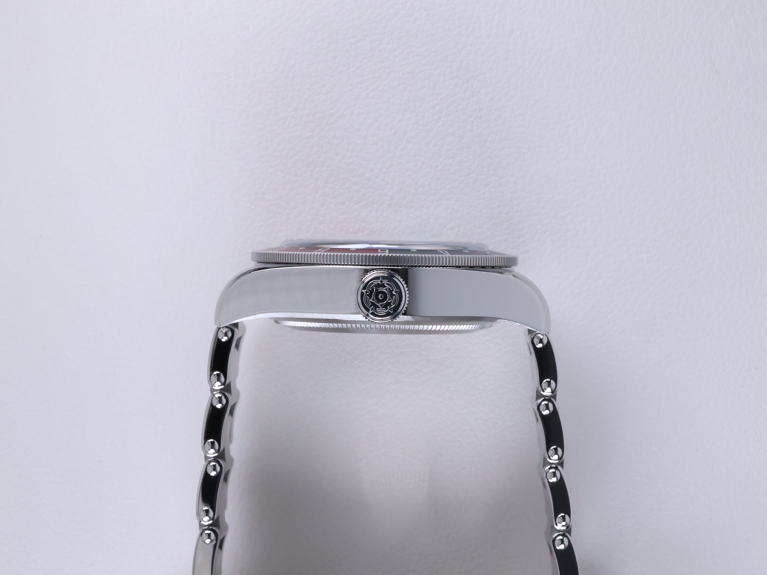 튜더 블랙 베이 GMT M79830RB-0001 중고 2024년식 측면(크라운)