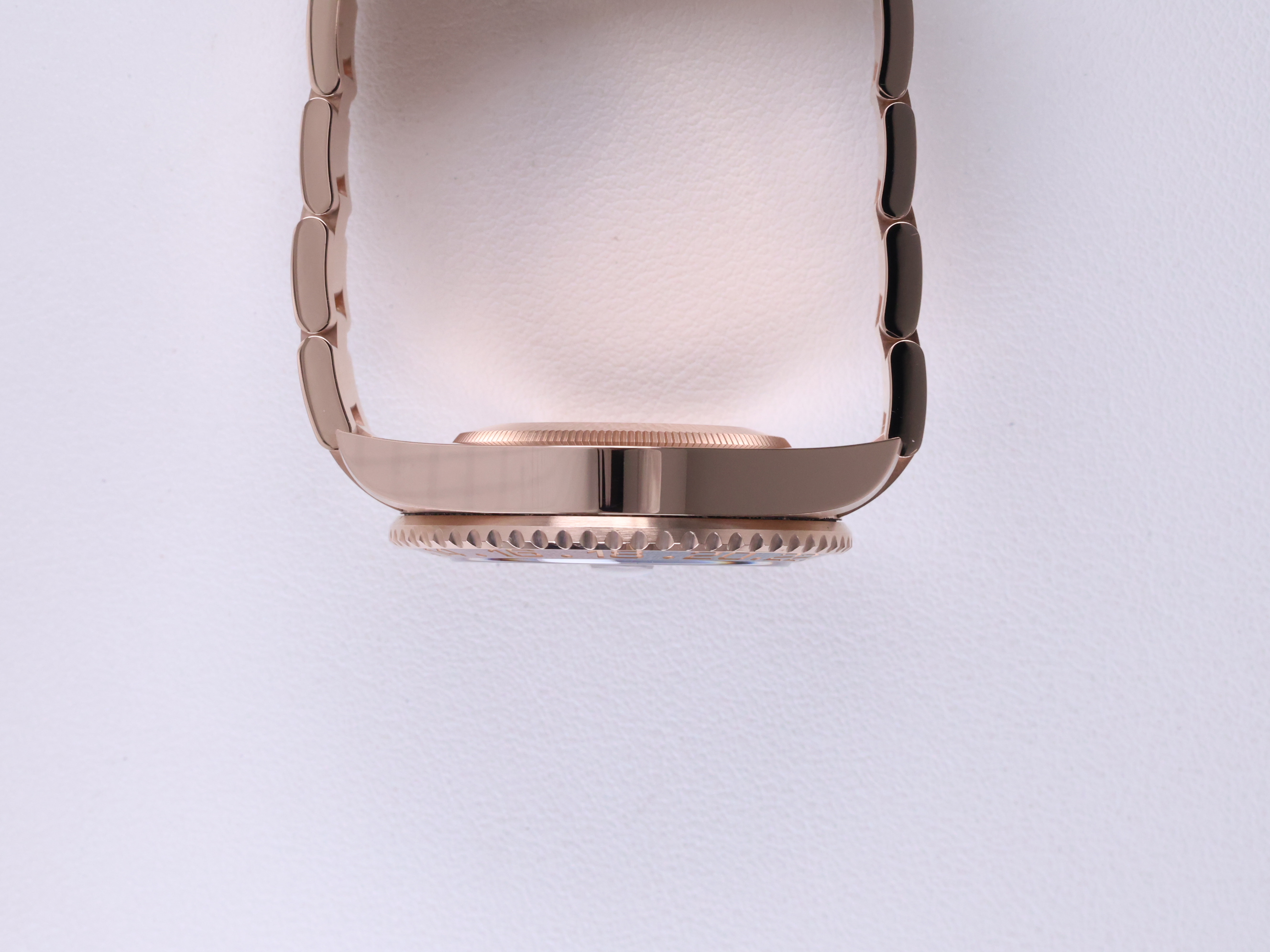 롤렉스 지엠티 마스터 2 126715CHNR 중고 2023년식 측면(크라운 반대편)