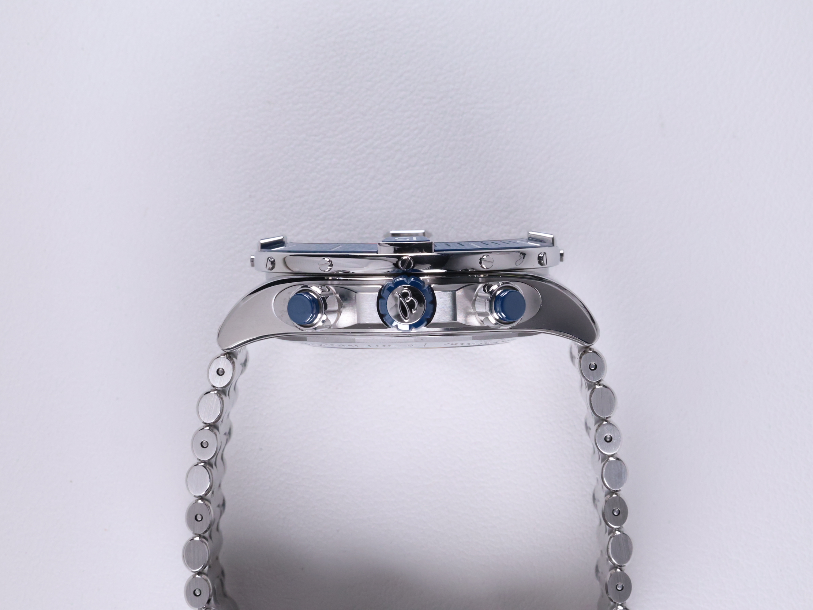 브라이틀링 슈퍼 크로노맷 B01 44 AB0136161C1A1 중고 2026년식 측면(크라운)