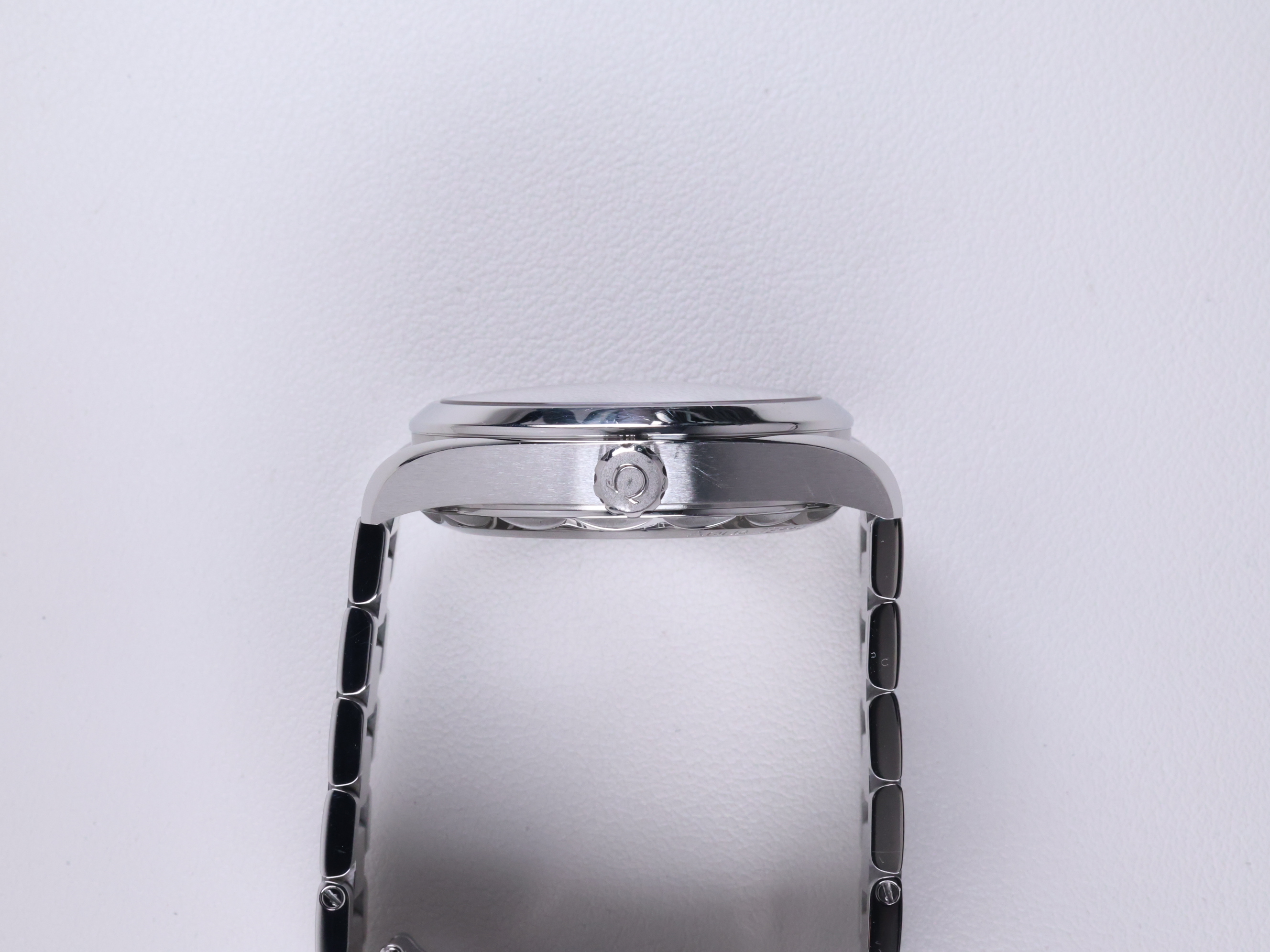 오메가 아쿠아 테라 220.10.41.21.03.001 중고 2019년식 측면(크라운)