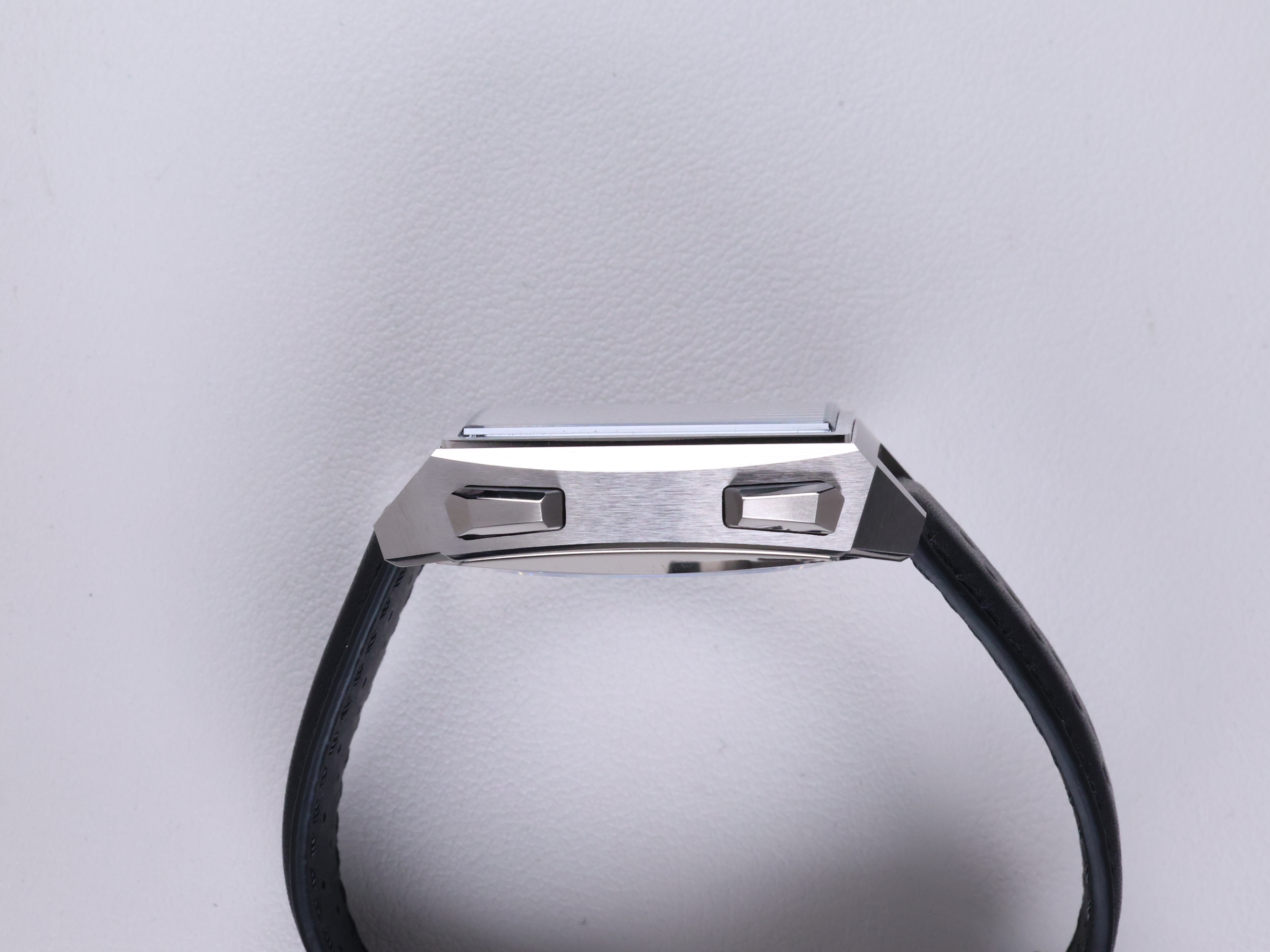 태그 호이어 모나코 크로노그래프 CDW2181.FC8360 중고 2026년식 측면(크라운)