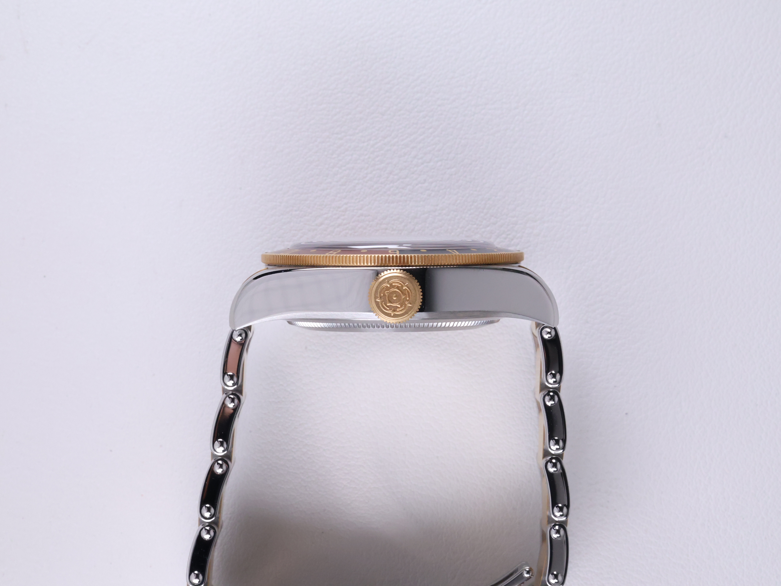 튜더 블랙 베이 GMT M79833MN-0001 중고 2023년식 측면(크라운)