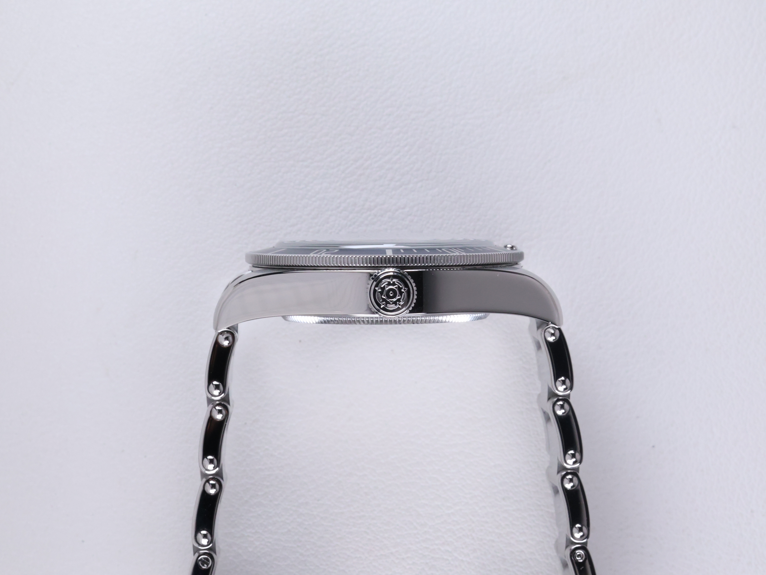 튜더 블랙 베이 58 M79030B-0001 중고 2021년식 측면(크라운)