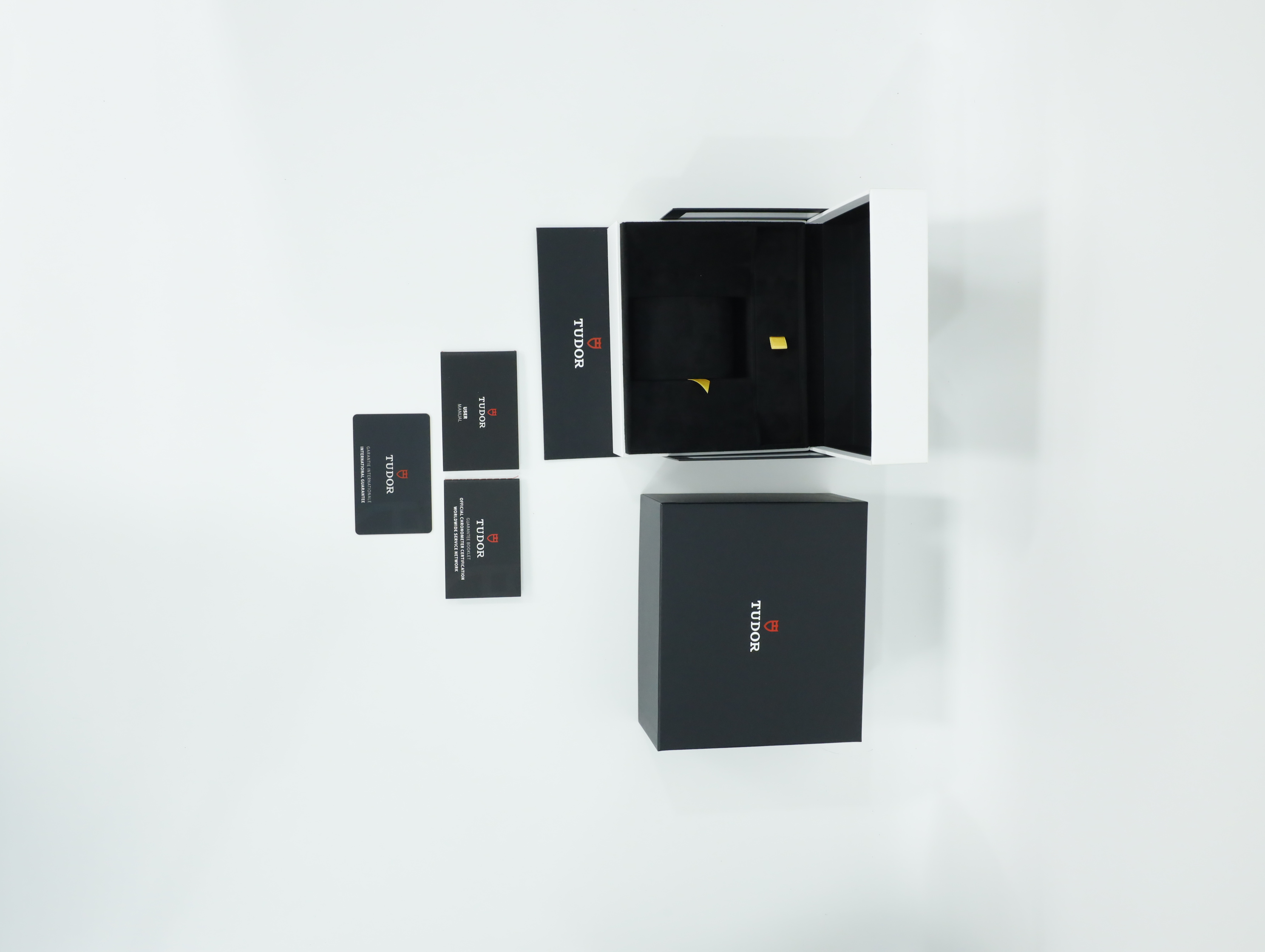 튜더 블랙 베이 크로노 '카본 26' M79377KN-0003 중고 2026년식 풀패키지샷