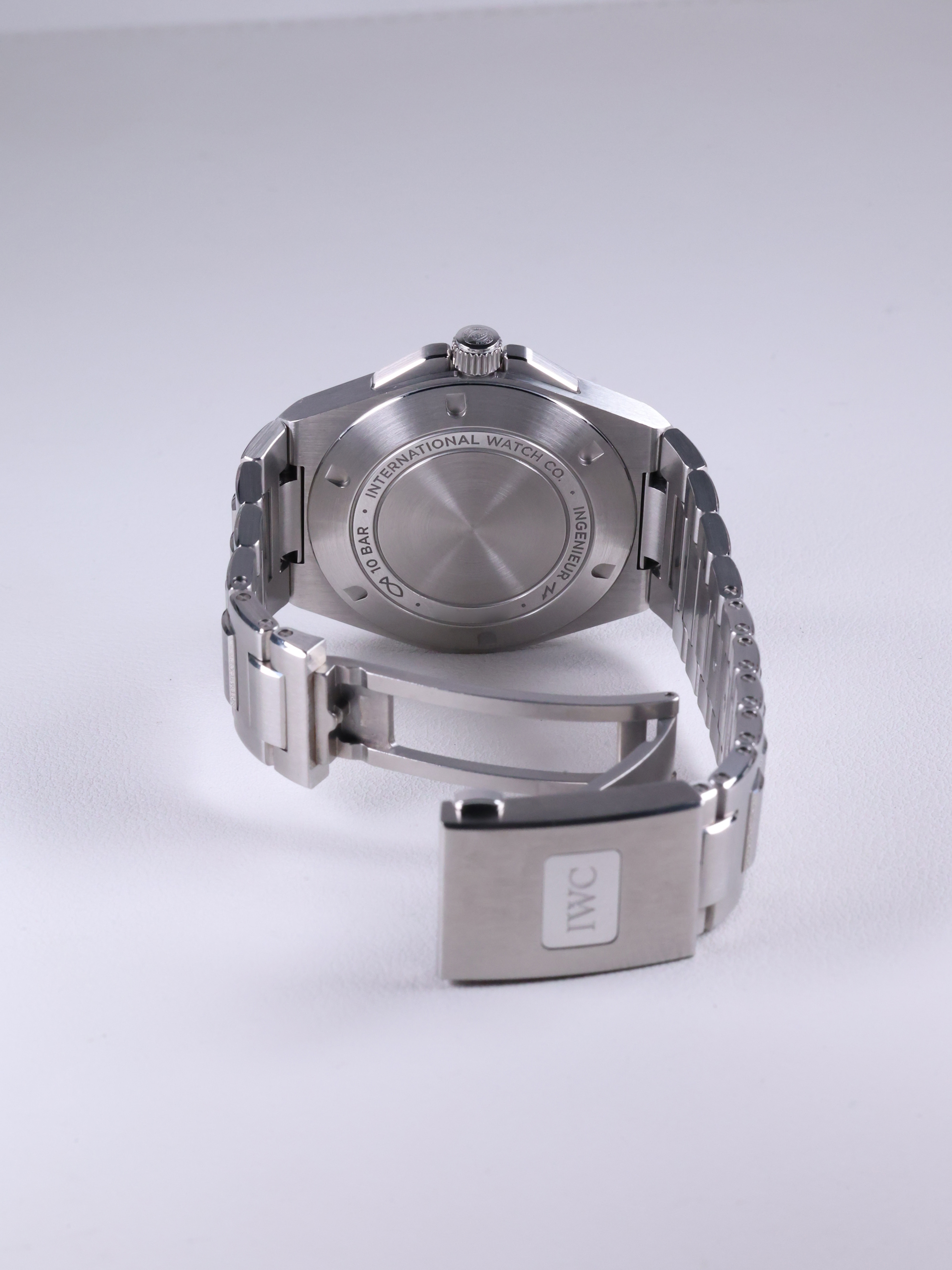 IWC 인제니어 오토매틱 40 IW328901 중고 2024년식 후면(전체)