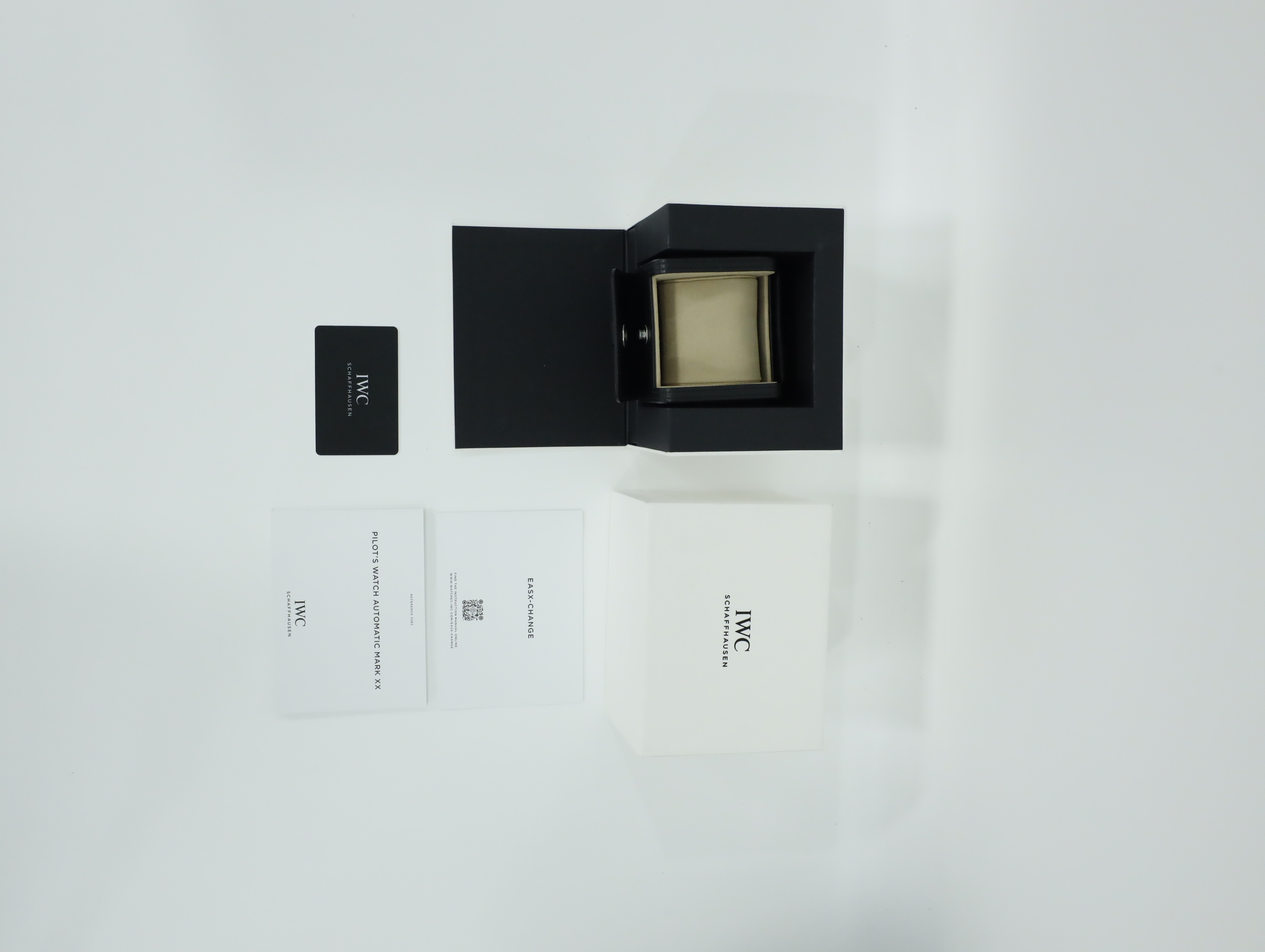 IWC 파일럿 워치 마크 XX 메르세데스-AMG 페트로나스 포뮬러 원™ 팀 에디션 IW328210 중고 2025년식 풀패키지샷