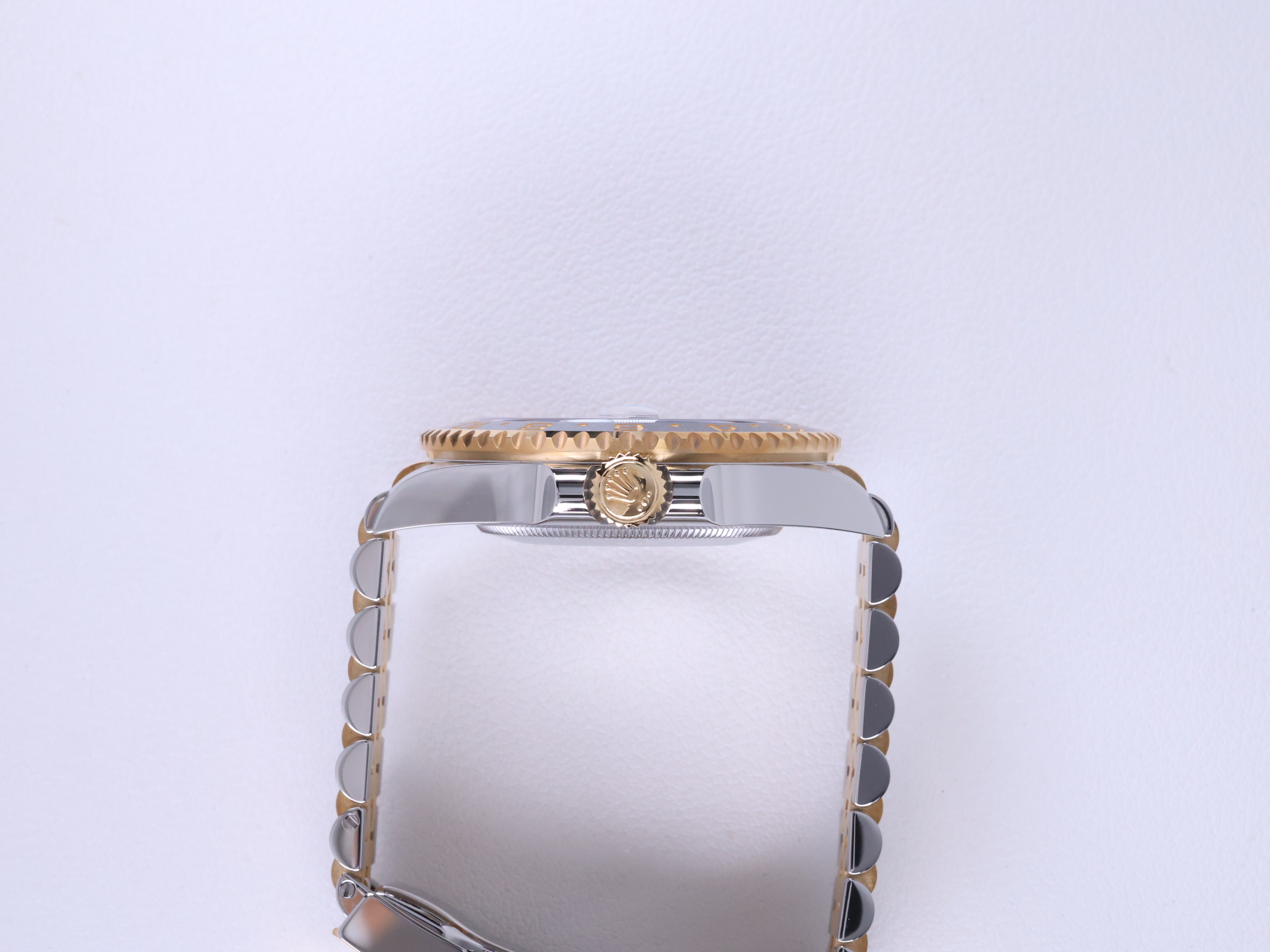 롤렉스 지엠티 마스터 2 126713GRNR 미착용99 2025년식 측면(크라운)