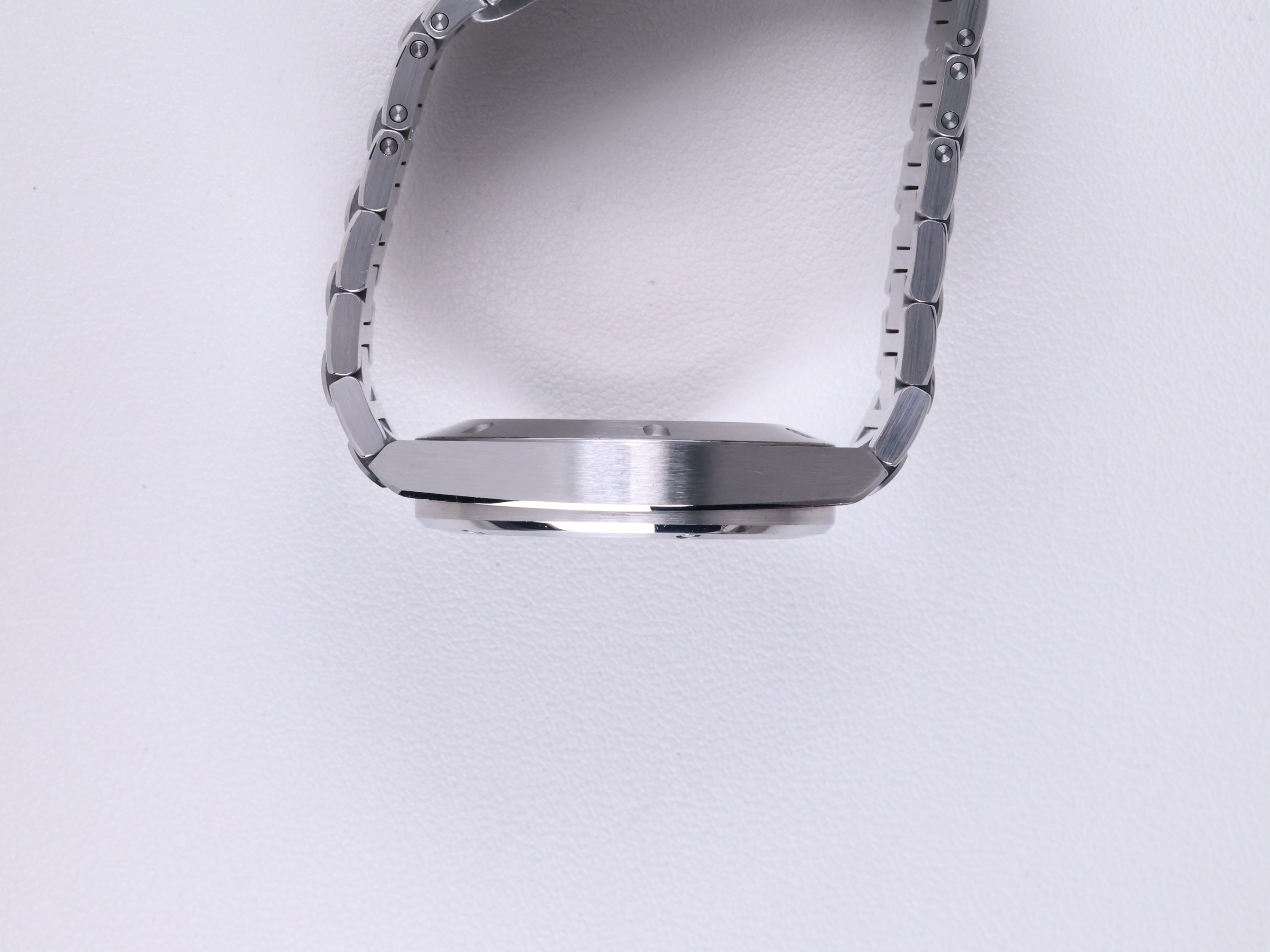 IWC 인제니어 오토매틱 40 IW328901 중고 2024년식 측면(크라운 반대편)