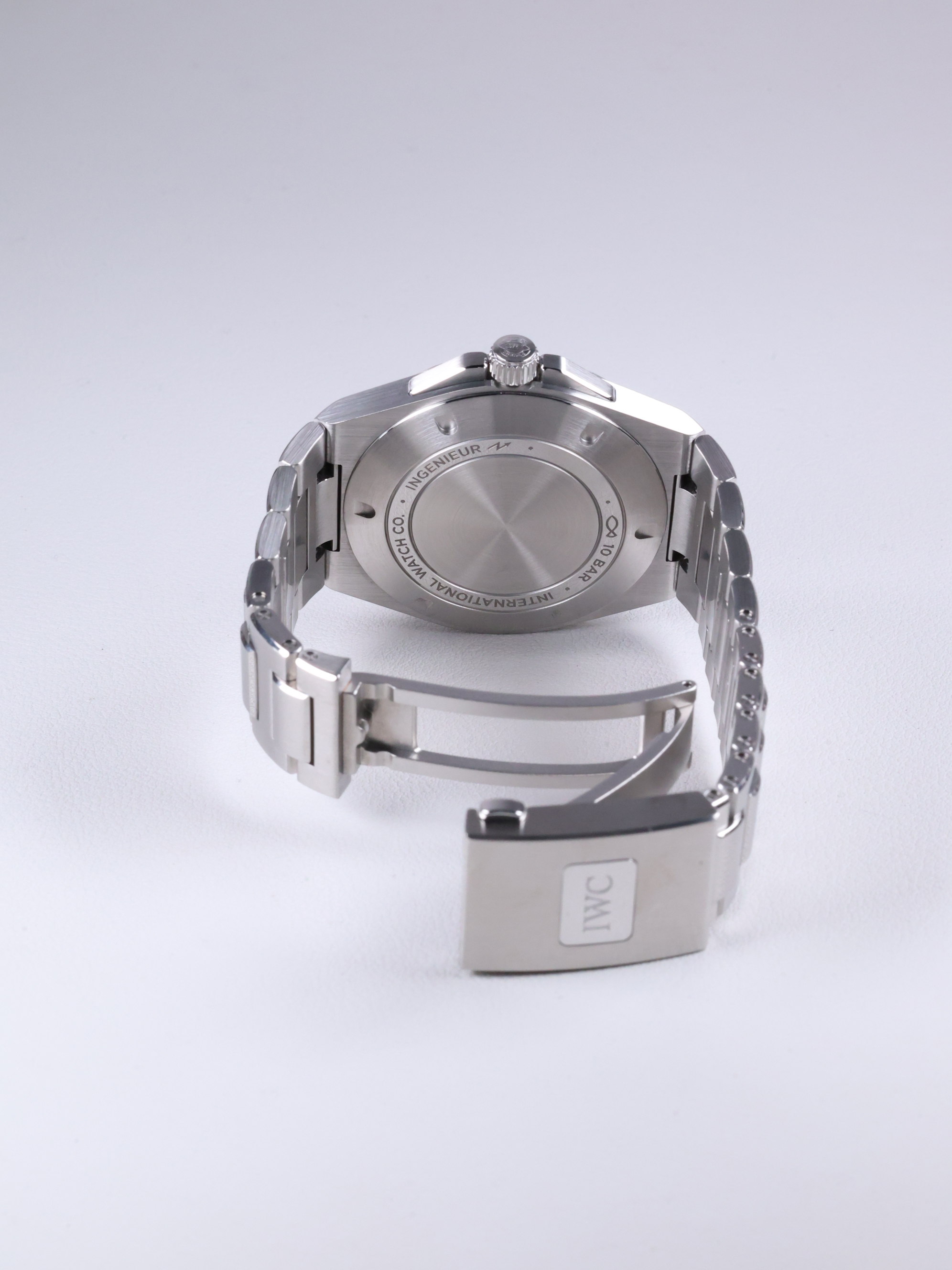 IWC 인제니어 오토매틱 40 IW328902 중고 2024년식 후면(전체)