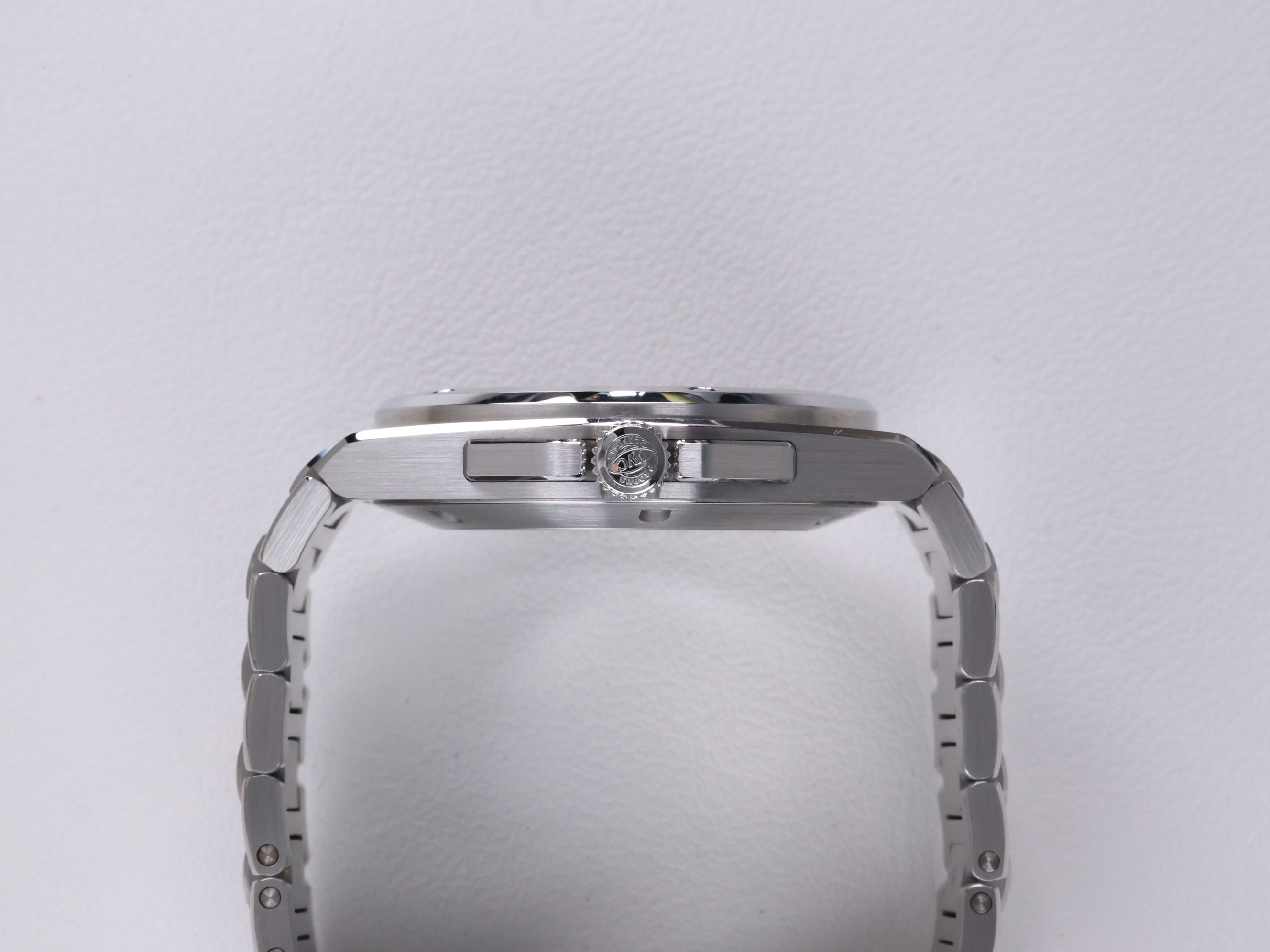 IWC 인제니어 오토매틱 40 IW328901 중고 2025년식 측면(크라운)