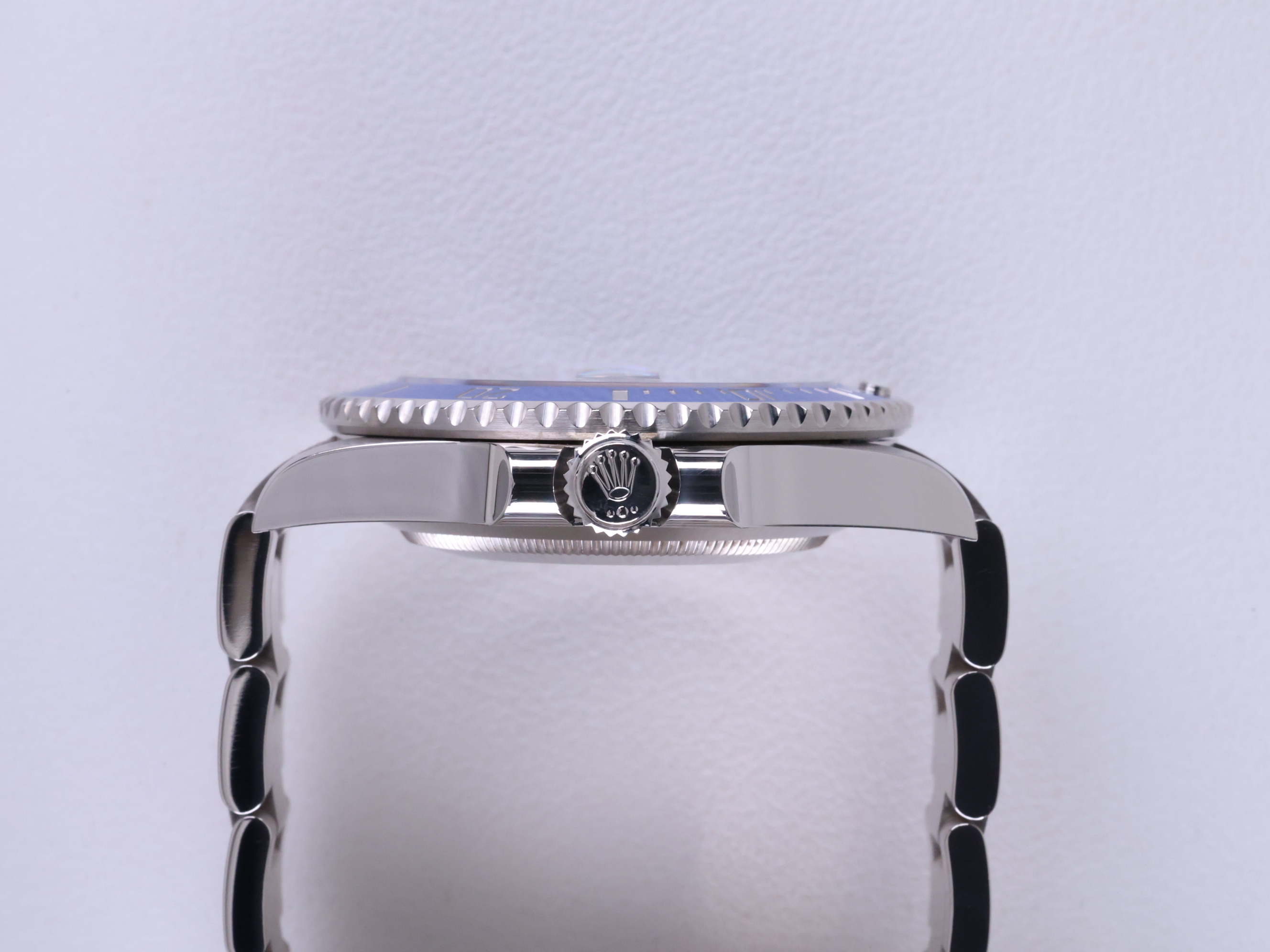 Rolex Submariner Date 126619LB Used 2022 측면(크라운)