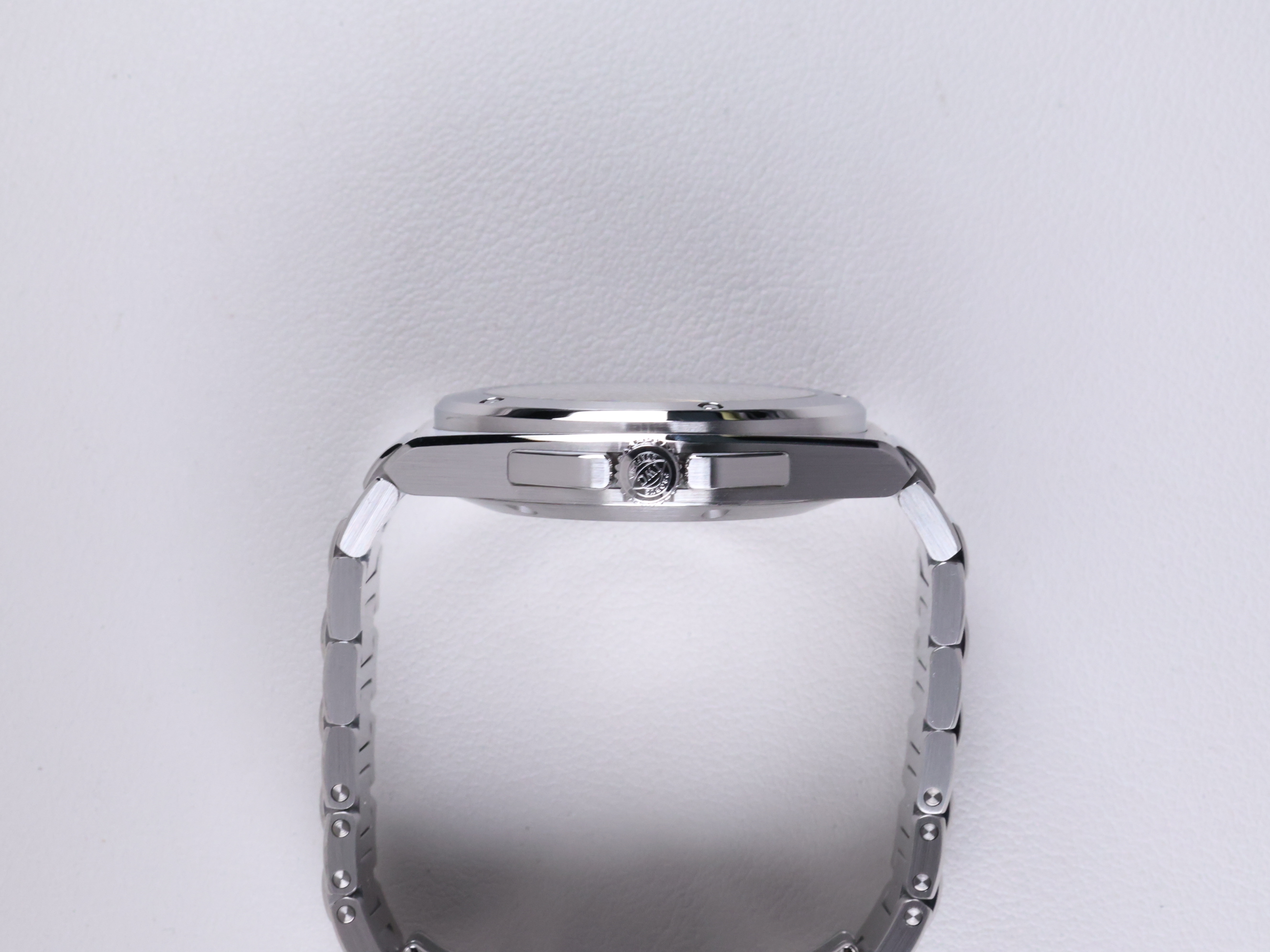 IWC 인제니어 오토매틱 40 IW328903 중고 2025년식 측면(크라운)