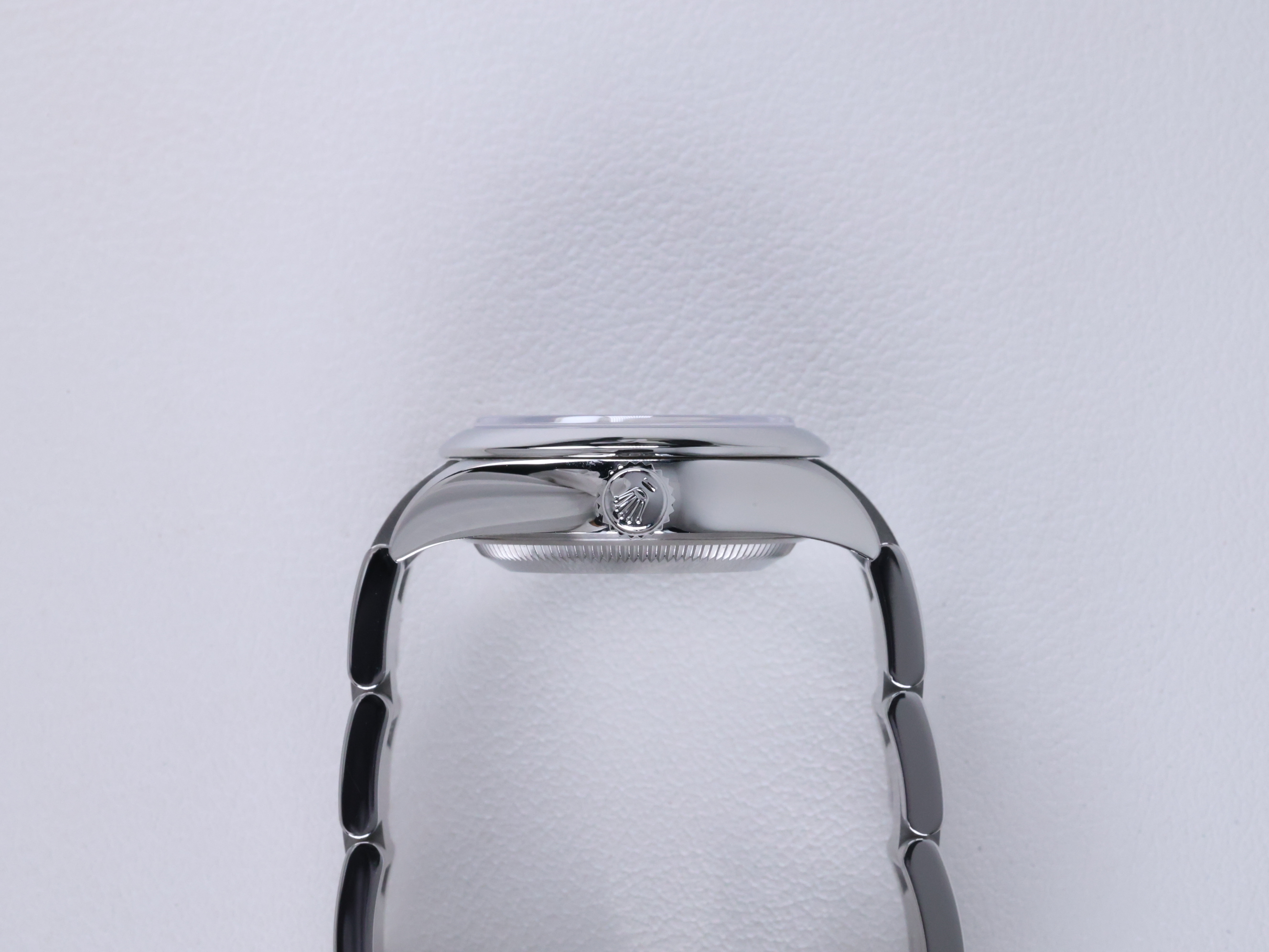 롤렉스 오이스터 퍼페츄얼 28 276200 중고 2025년식 측면(크라운)