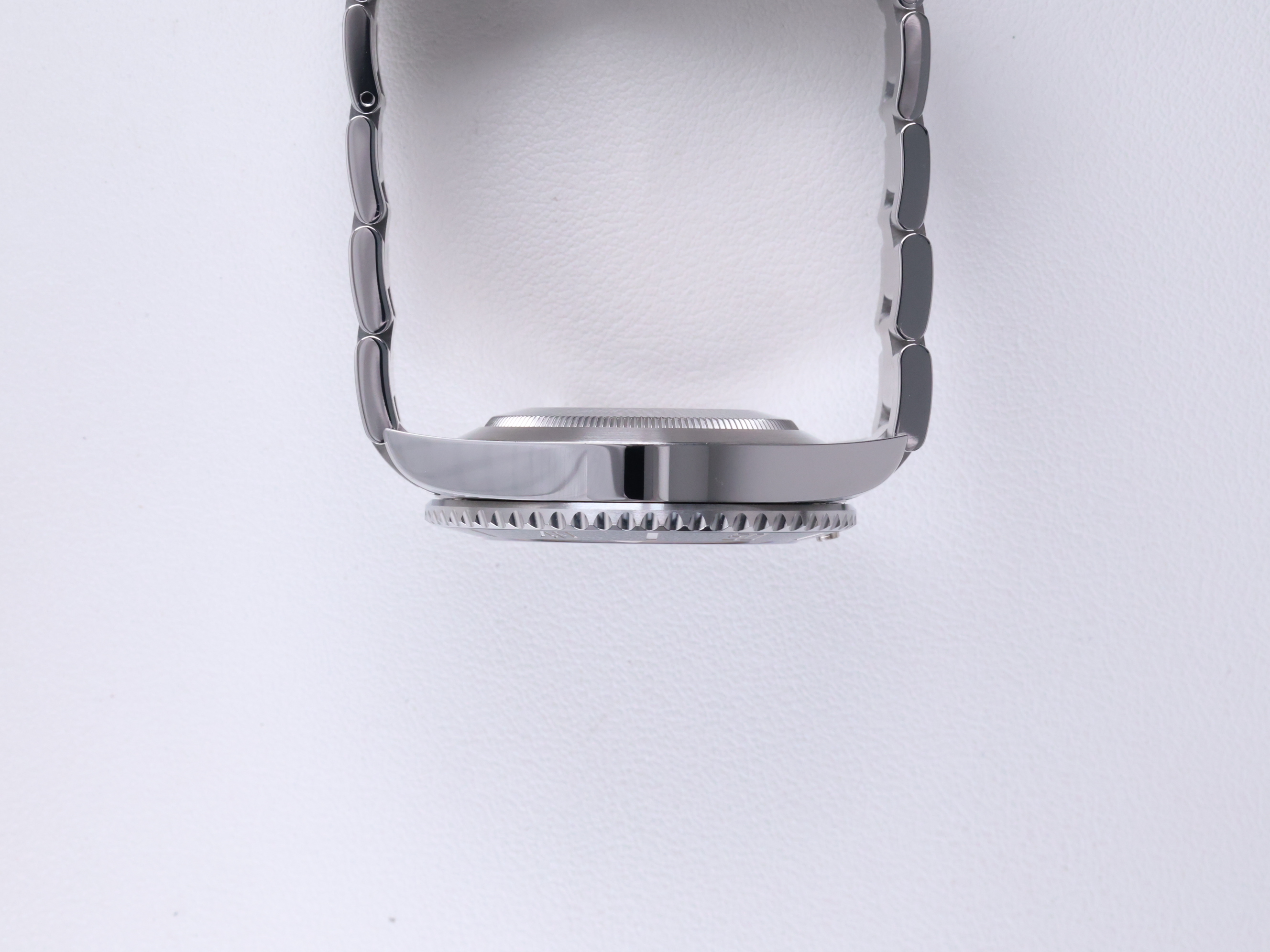 Rolex Submariner 124060 中古 2021年式 측면(크라운 반대편)