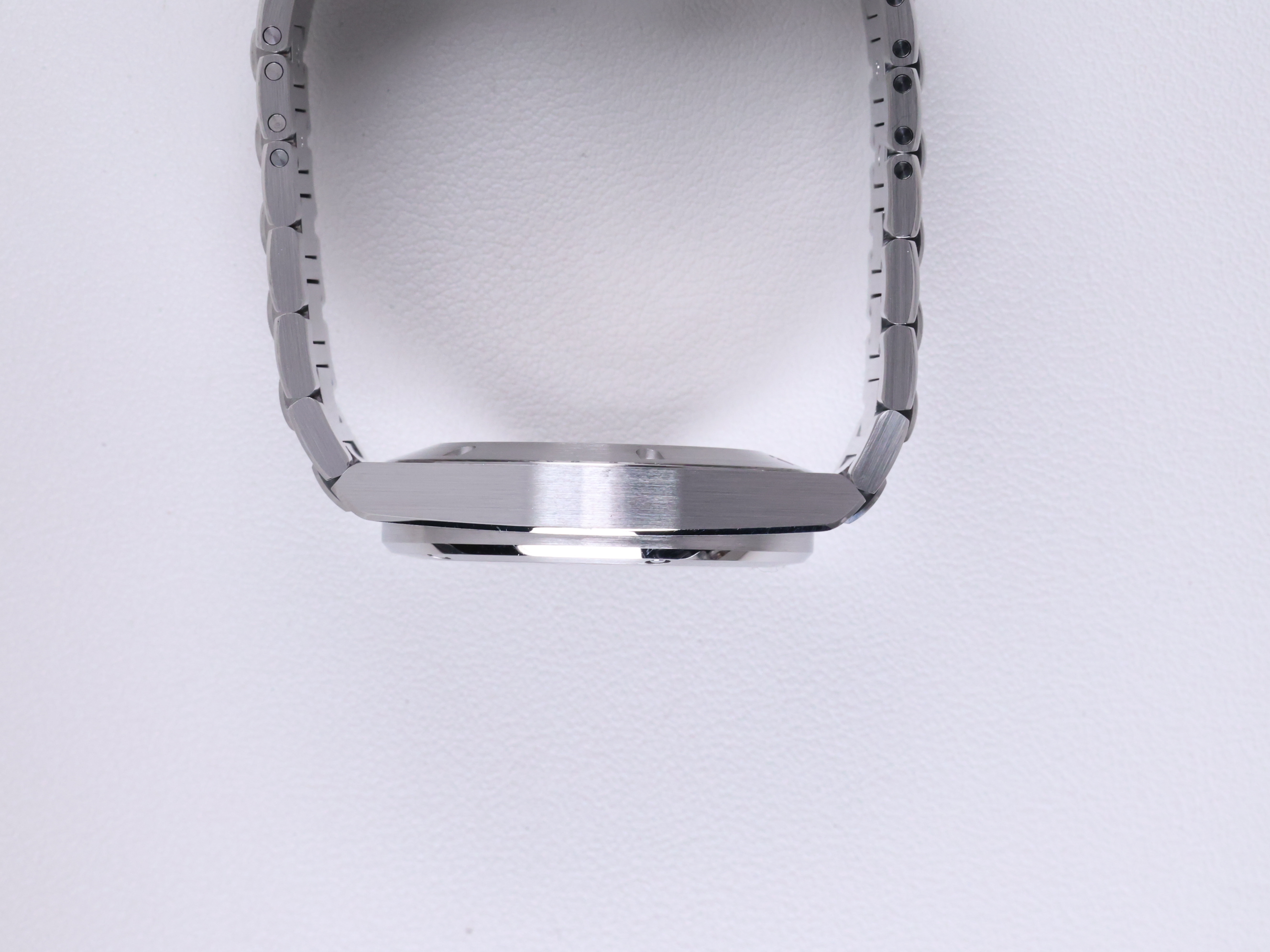 IWC 인제니어 오토매틱 40 IW328901 중고 2023년식 측면(크라운 반대편)