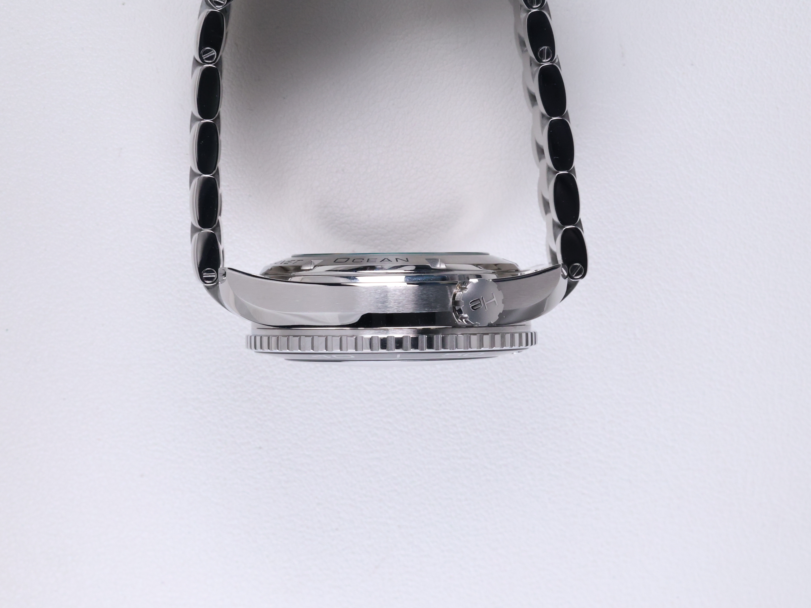 Omega Planet Ocean 600M 232.30.46.21.01.001 Used 측면(크라운 반대편)