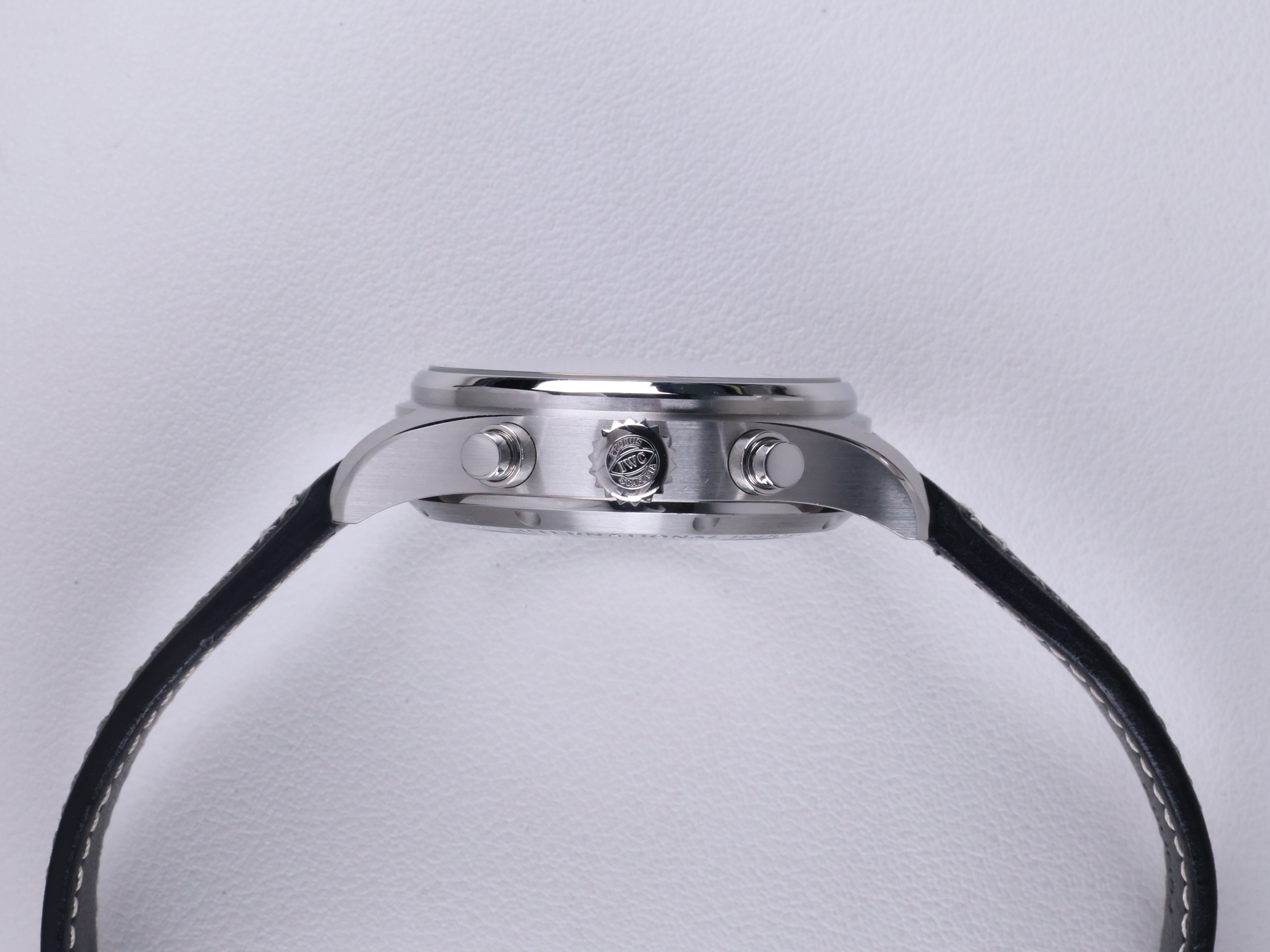 IWC 파이럿 워치 크로노그래프 41 IW388101 중고 2022년식 측면(크라운)