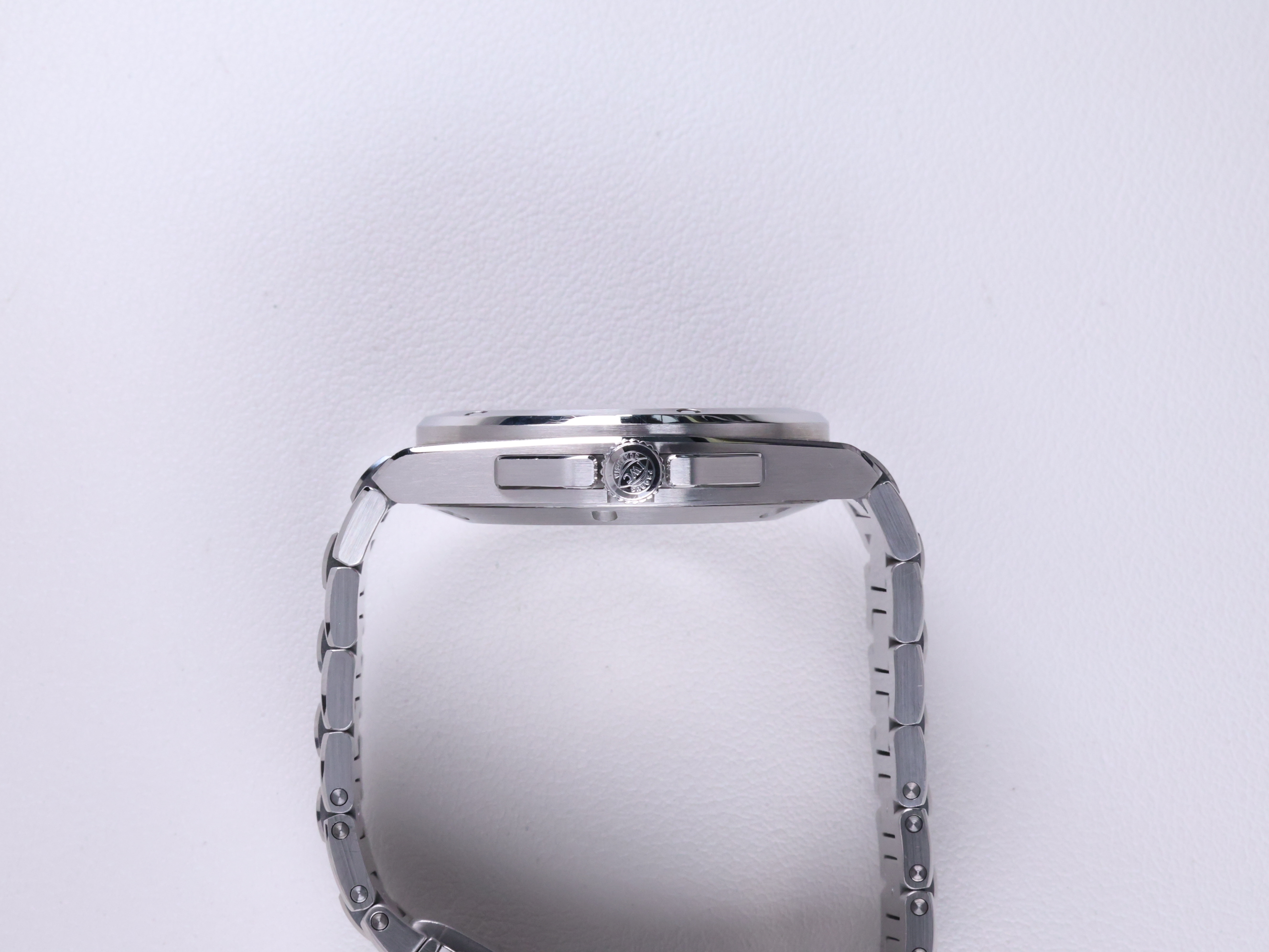 IWC 인제니어 오토매틱 40 IW328901 중고 2024년식 측면(크라운)
