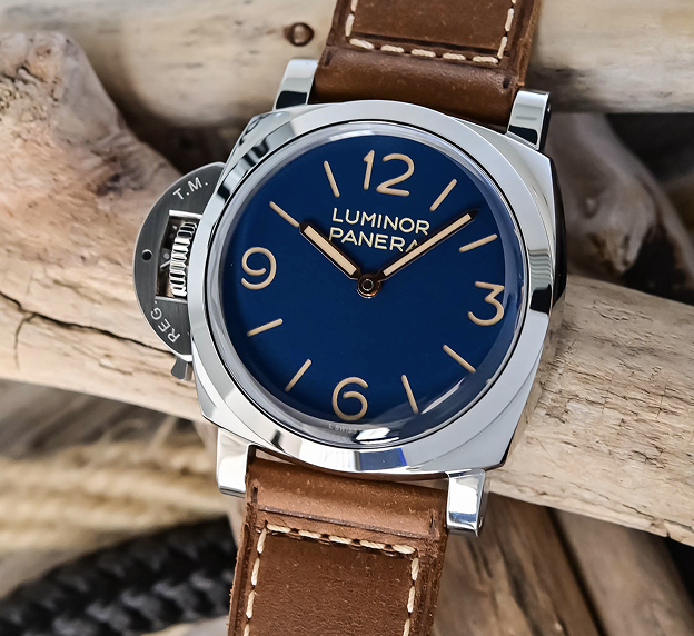 Panerai's Luminor Destro PAM01732 <br> https://monochrome-watches.com
