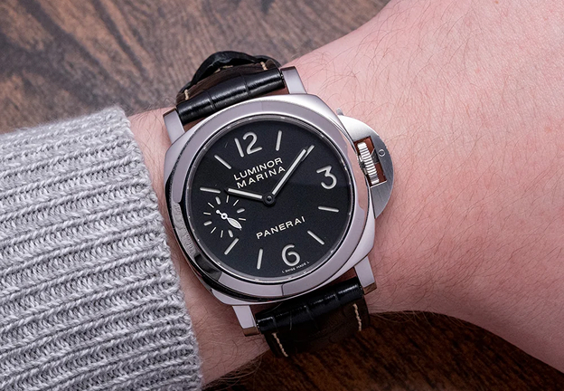 https://kibblewatches.co.uk
<br>대형 쿠션 케이스, 크라운 가드, 검은 다이얼을 결합한 <br>2000년대 중반 파네라이의 가장 상징적인 모습
