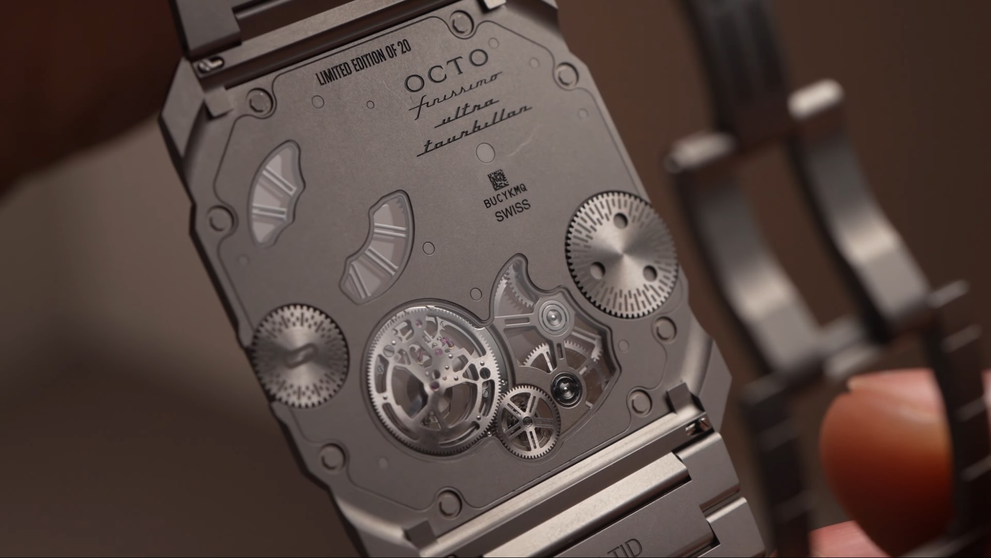 좌·우측 두 개의 크라운  / © Time + Tide