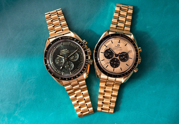 문샤인 골드™ 스피드마스터의 두가지 버전  / © Hodinkee