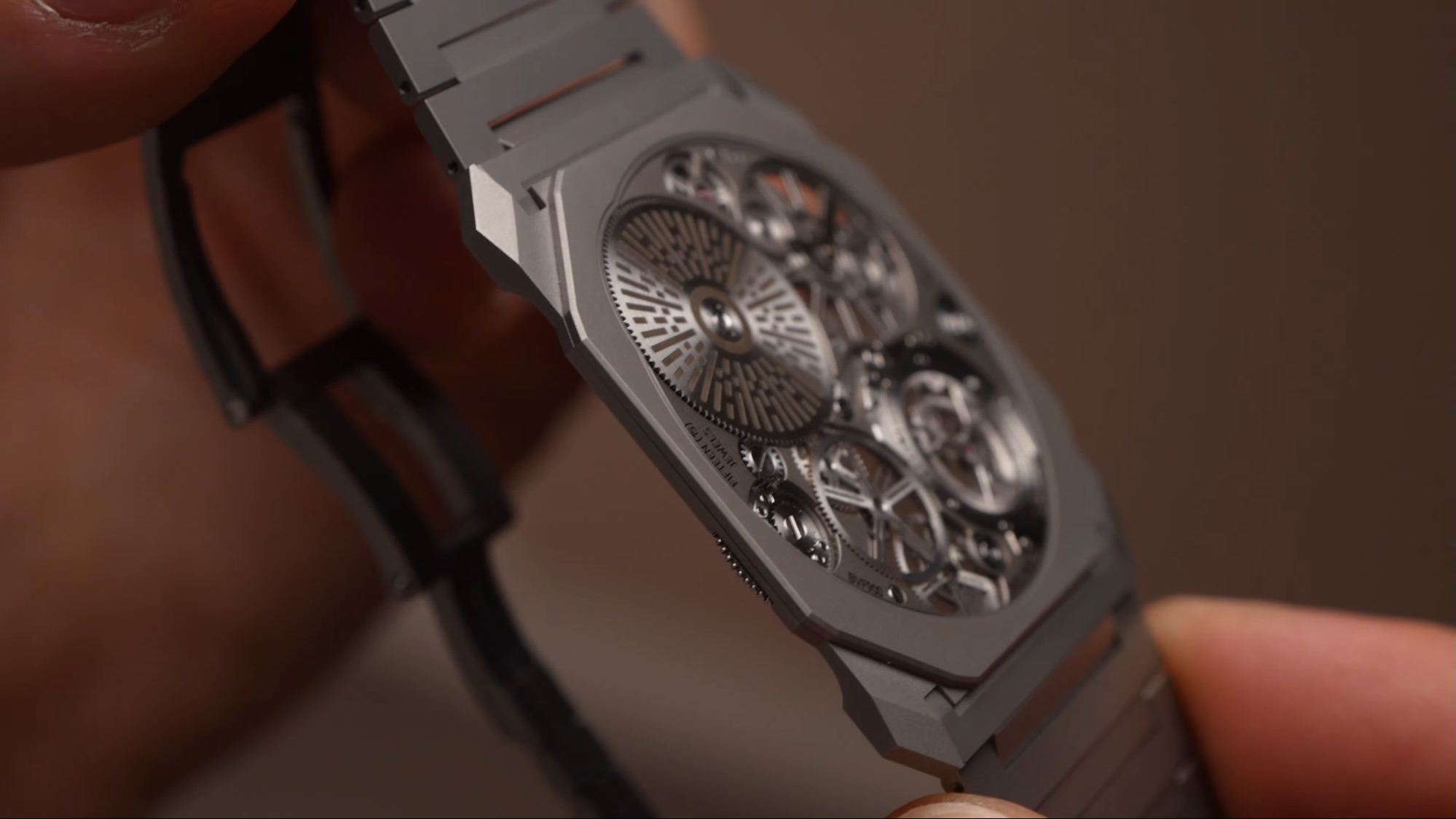 옥토 피니시모 울트라 투르비용의 놀라운 두께<br/>© Time + Tide