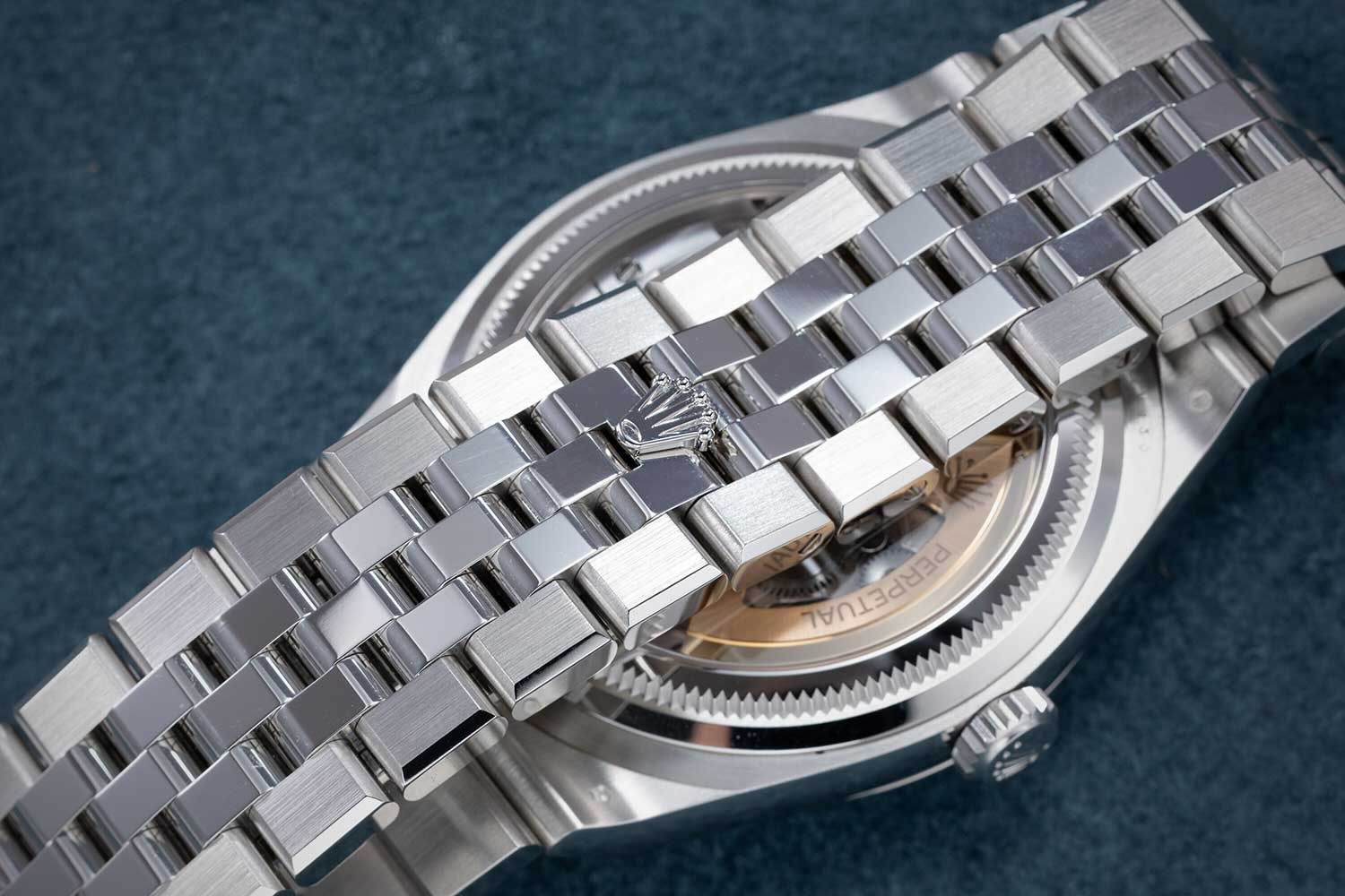 허니콤 다이얼과 플랫 쥬빌리 브레이슬릿 / © Revolution 