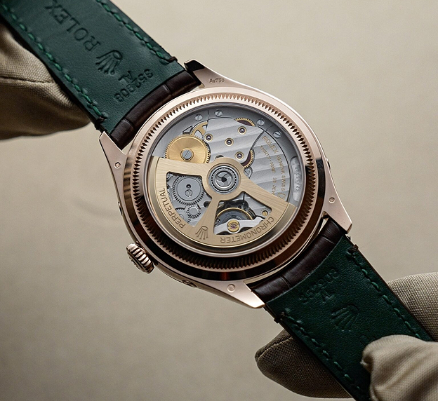 롤렉스 퍼페츄얼 파델로네의 Cal. 7190, 시스루백과 옐로 골드 로터
<br>https://monochrome-watches.com