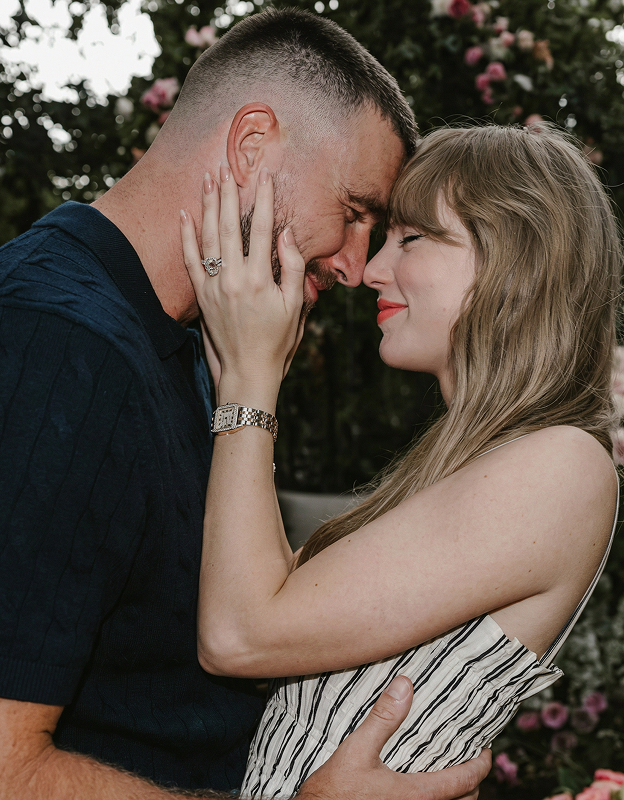 약혼식 사진으로 화재가 된, 
<br>까르띠에 산토스 드모아젤(Cartier Santos Demoiselle)
<br>© https://www.vogue.co.uk