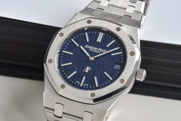 '오데마피게' 하면 직관적으로 떠올릴 `Royal Oak` <br>
©
https://monochrome-watches.com 