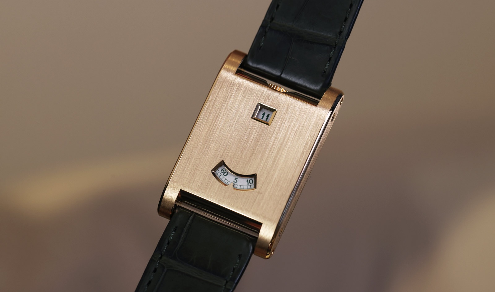 탱크 아 기쉐 로즈 골드 Ref. WGTA0235<br/>© Oracle Time 2025 Opulent Media Ltd.