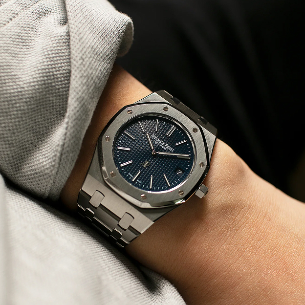 For customers who have proven their brand loyalty by purchasing several models, The 'Jumbo' Royal Oak is allocated so that only one can be purchased in a lifetime.<br>
https://www.ssongwatches.com