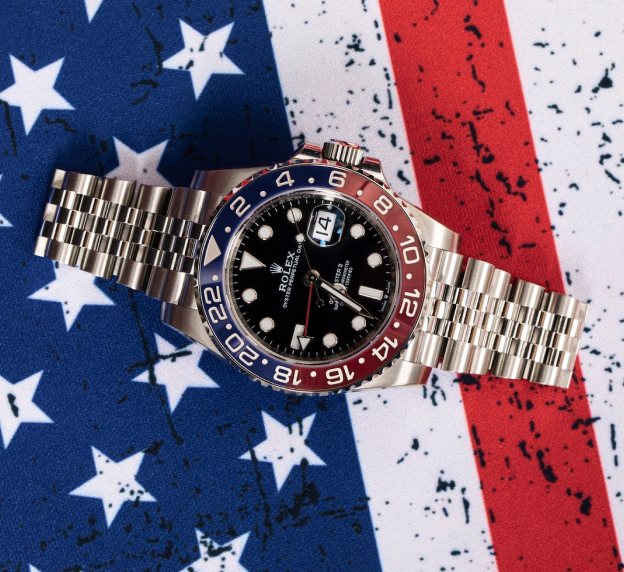 레드·화이트·블루 조합의 GMT 마스터 II Ref. 126710BLRO
<Br>https://topwatch.com/